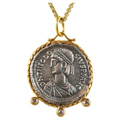 Ancien Gloria Romanorum, Glory of the Romans, breloque de pièce, or 24 carats et diamant 0,06 carat