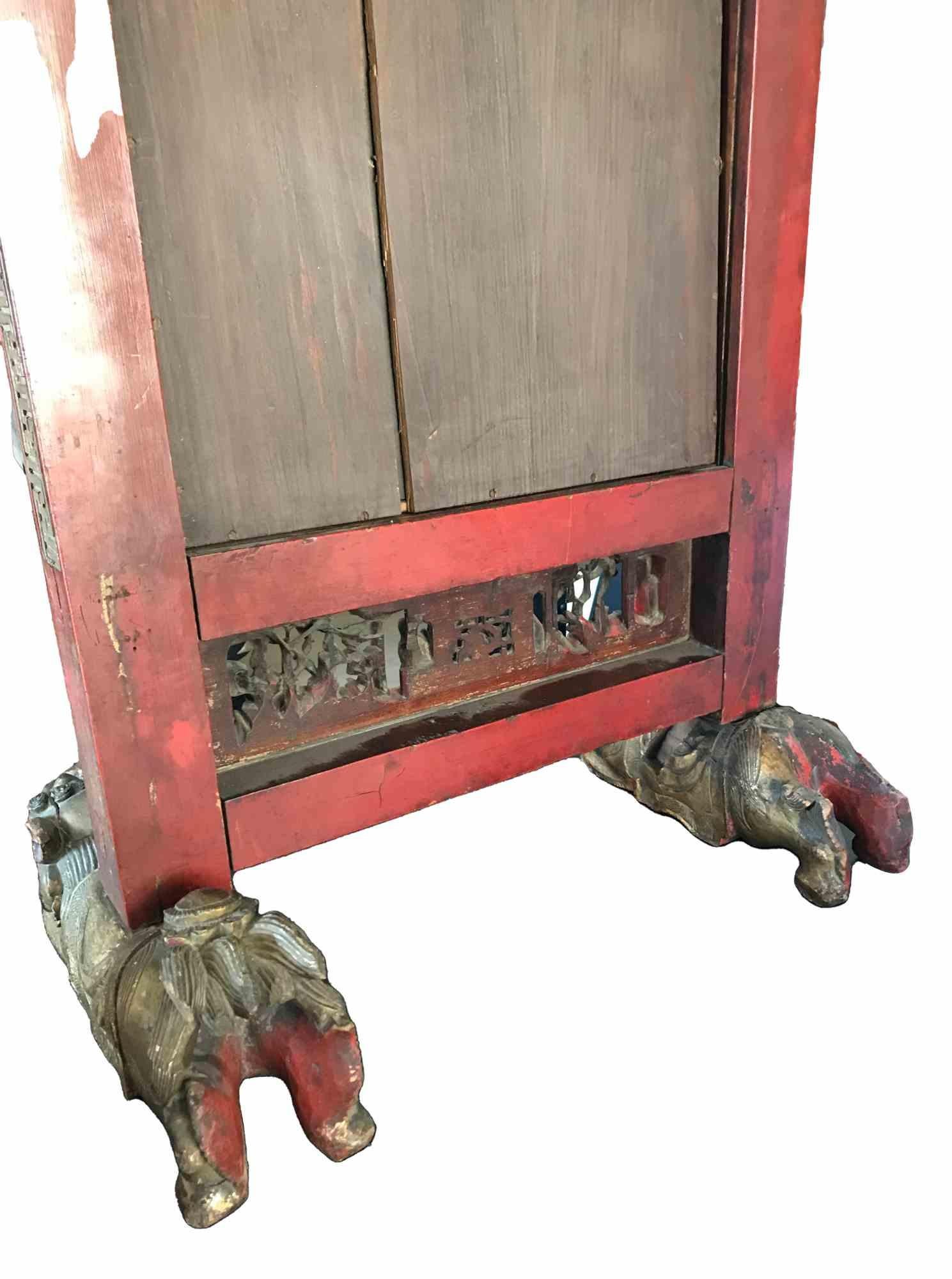 Der prächtige Standspiegel ist ein originelles Dekorationsobjekt, das Ende des 19. Jahrhunderts in einer chinesischen Manufaktur hergestellt wurde.

Geschnitztes Holz, polychrom bemalt und vergoldete Bronze, auf zwei skulptural bewachten