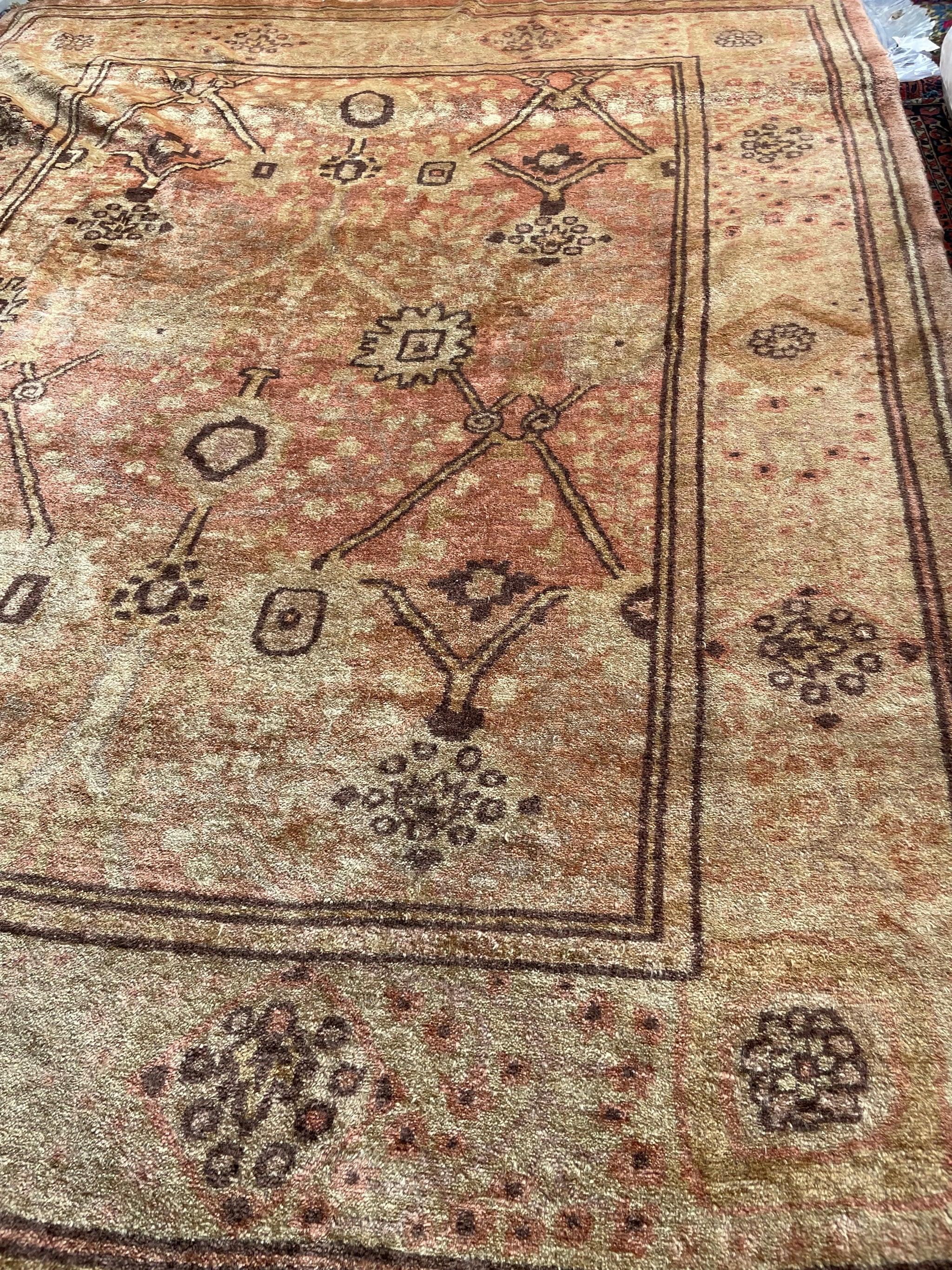 Noué à la main Ancien tapis Oushak brillant en laine pelucheuse, circa 1950-60's en vente