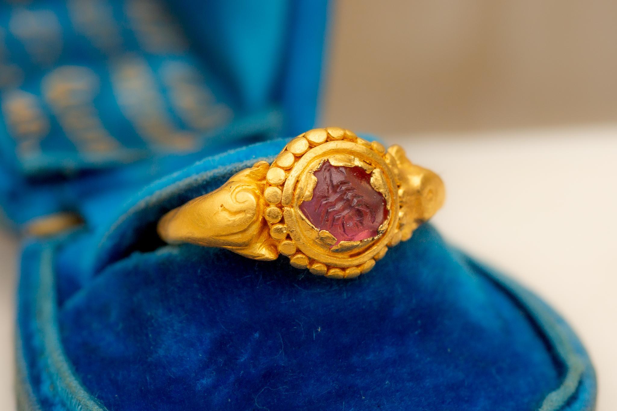 Cette rare bague en intaille d'or date de la période classique indonésienne, vers le 8e-10e siècle.

La bague est fabriquée en or 22 carats et comporte un chaton circulaire qui renferme une améthyste gravée d'un motif de scorpion. Les scorpions