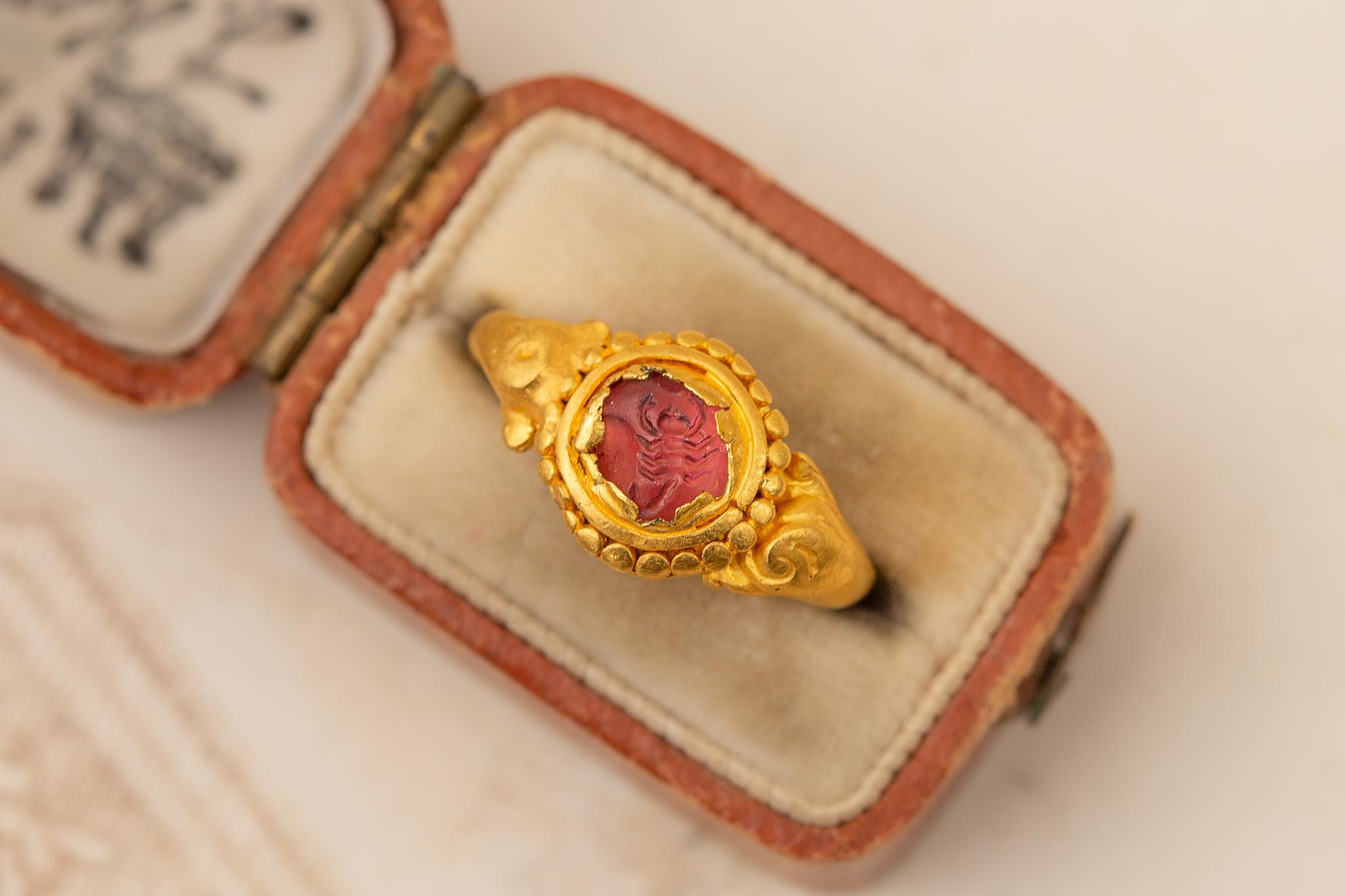 Taille cabochon Ancienne bague en or gravée d'améthystes en forme de scorpion, ancienne bague intaille japonaise en vente