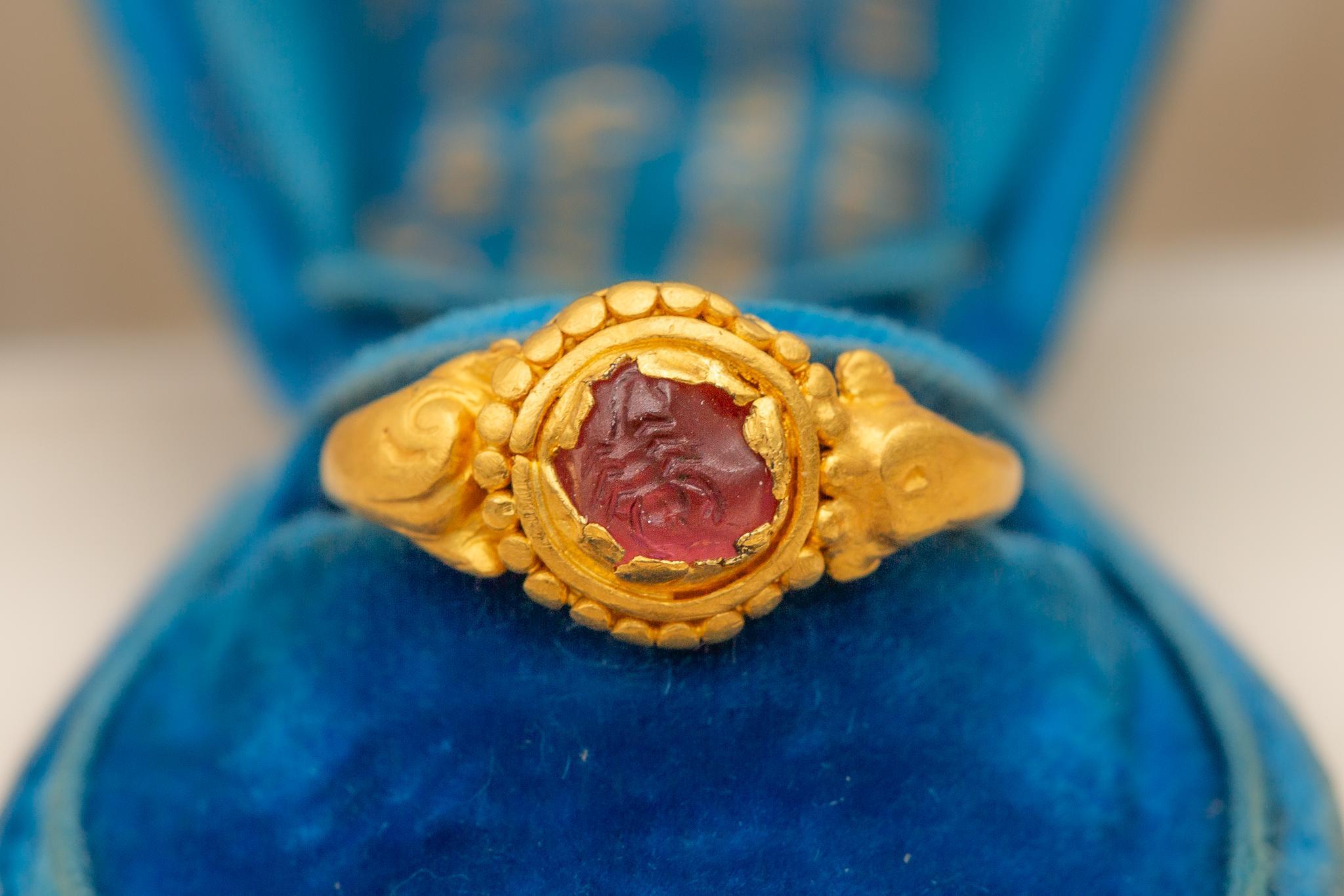 Ancienne bague en or gravée d'améthystes en forme de scorpion, ancienne bague intaille japonaise Bon état - En vente à London, GB