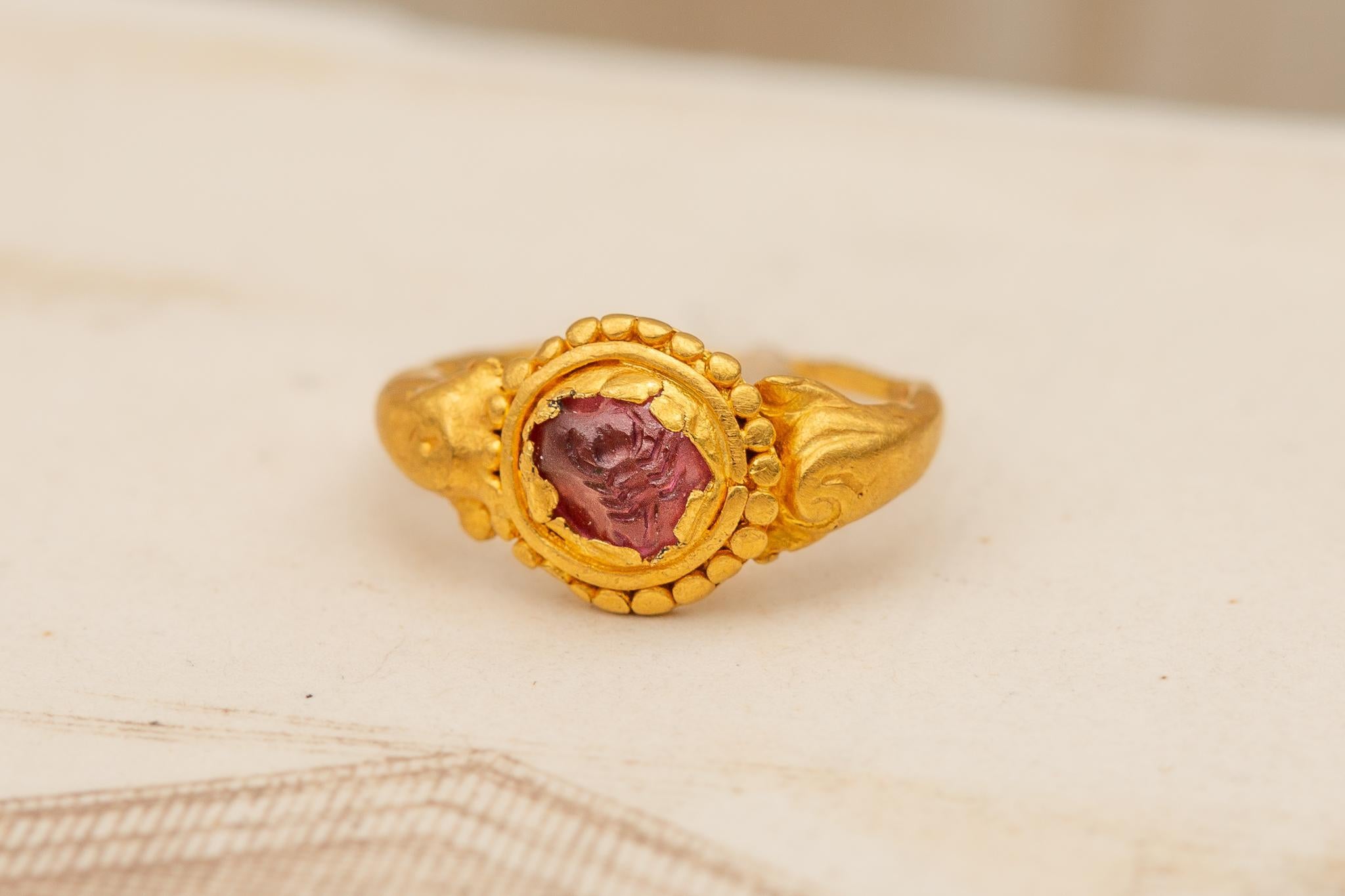 Ancienne bague en or gravée d'améthystes en forme de scorpion, ancienne bague intaille japonaise Unisexe en vente