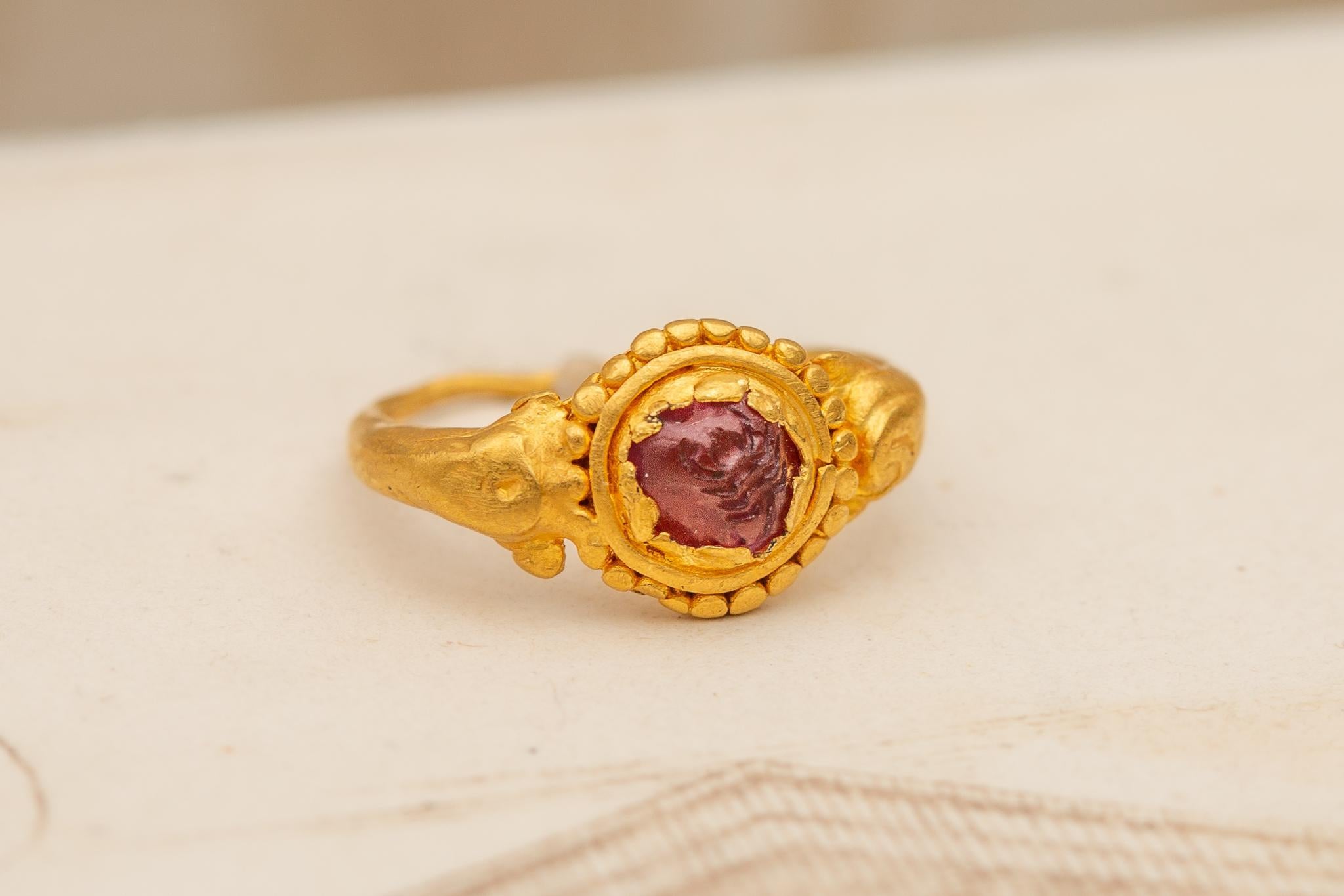 Ancienne bague en or gravée d'améthystes en forme de scorpion, ancienne bague intaille japonaise en vente 1