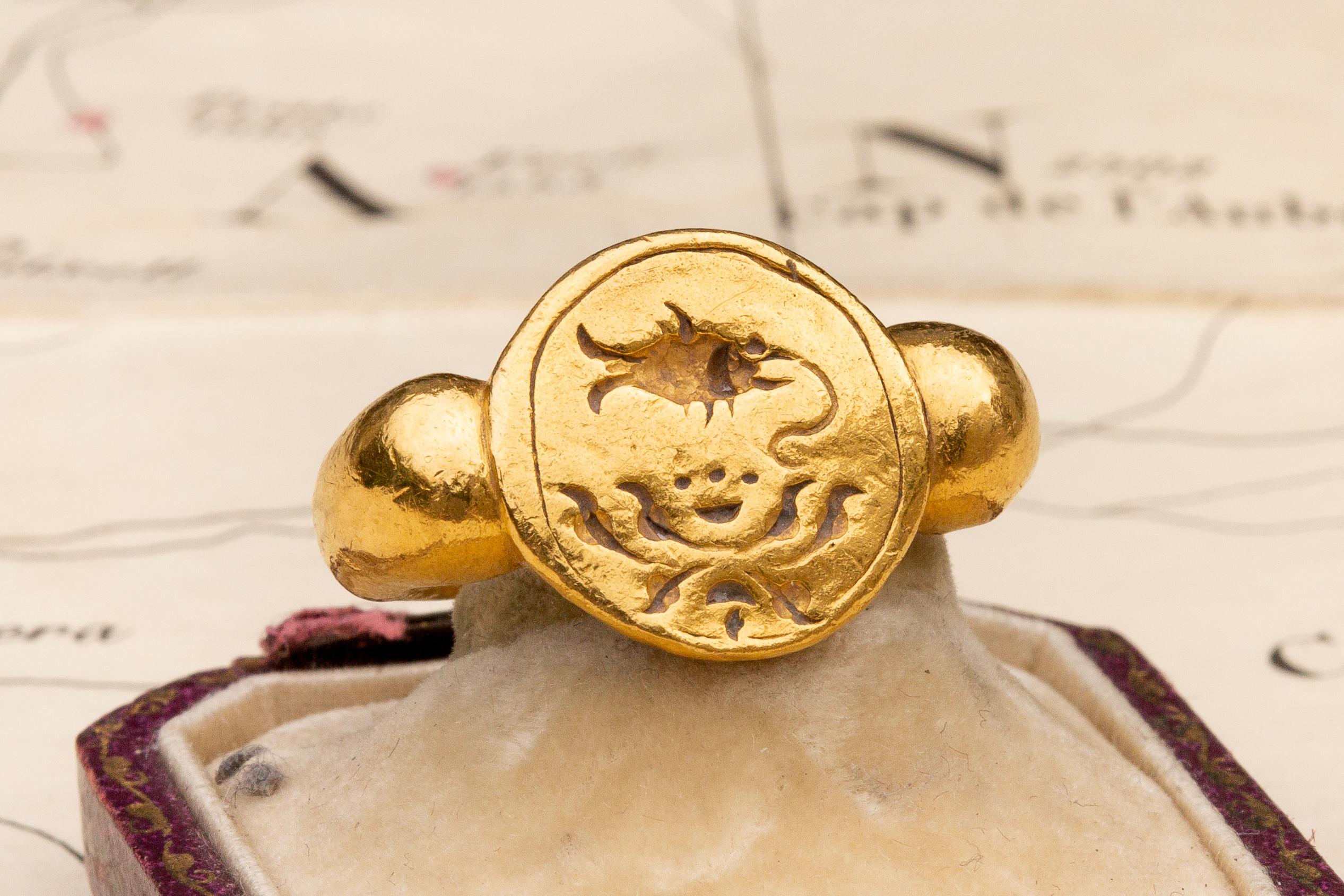 Ancient Gold Javanese Ring 9th-10th Century Fish and Lotus Flower In Good Condition In London, GB