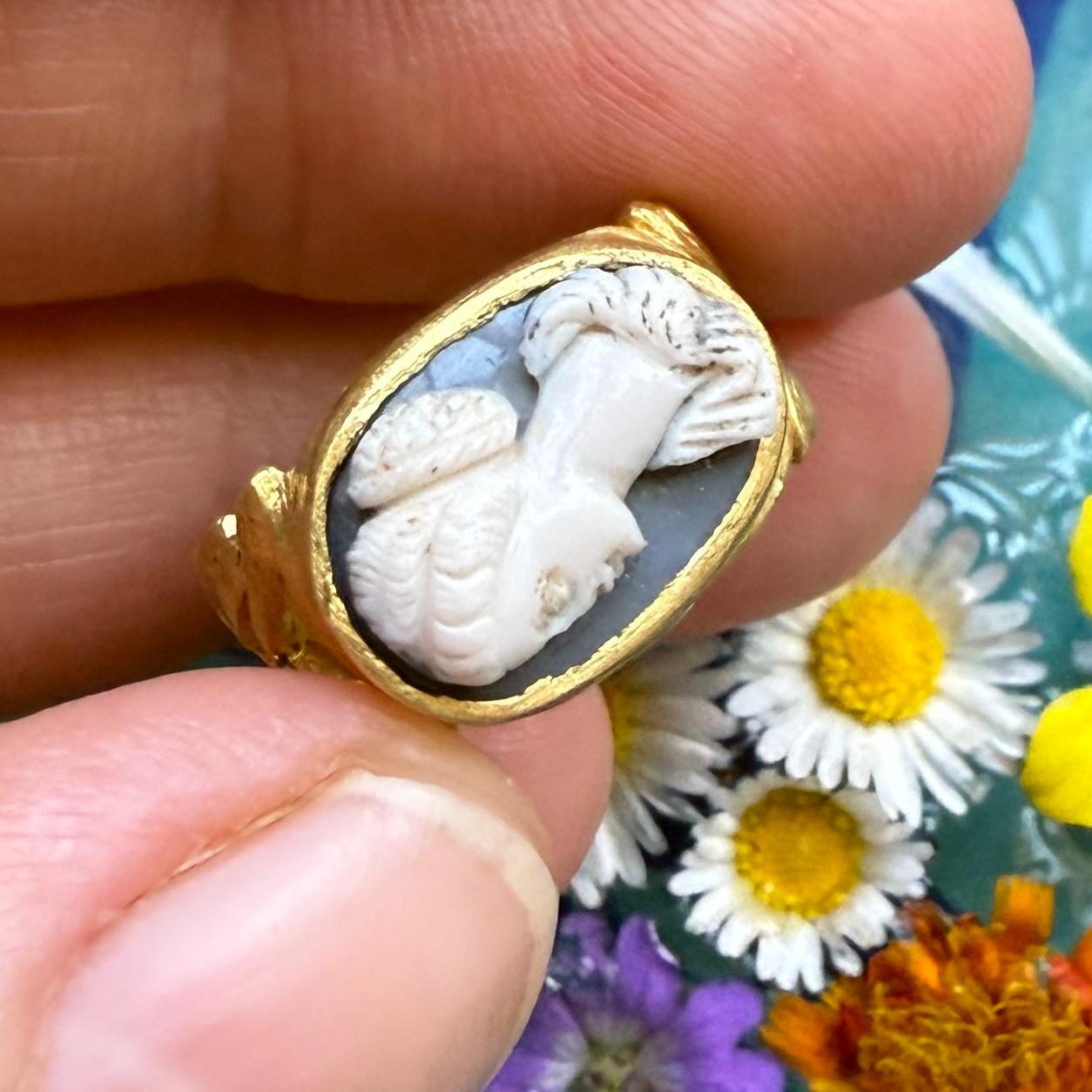 Ancient Gold Ring Set with a Sardonyx Cameo of a Woman. Roman, 3rd century AD. For Sale 6