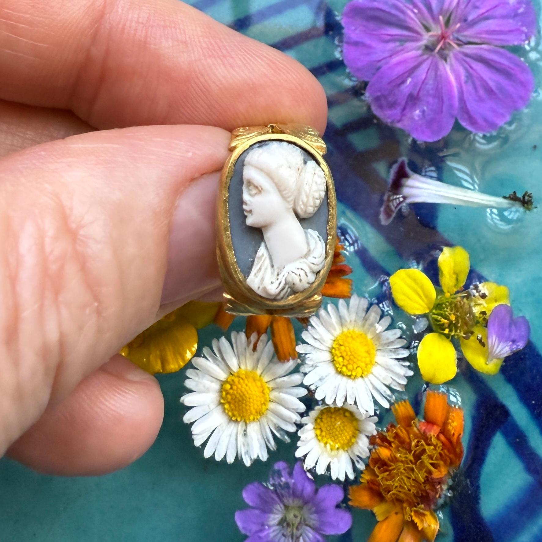 Ancient Gold Ring Set with a Sardonyx Cameo of a Woman. Roman, 3rd century AD. For Sale 7