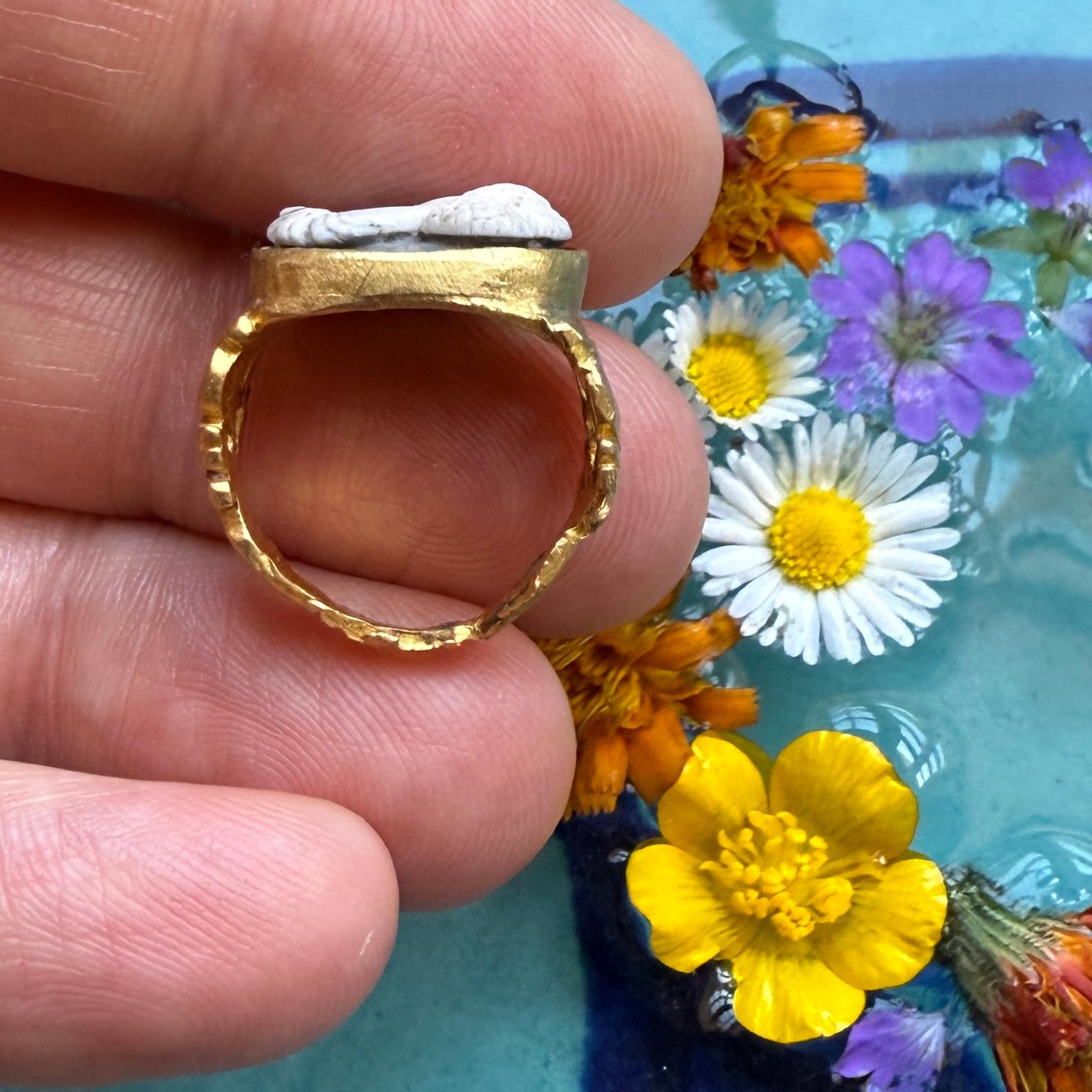 Ancient Gold Ring Set with a Sardonyx Cameo of a Woman. Roman, 3rd century AD. In Fair Condition For Sale In London, GB