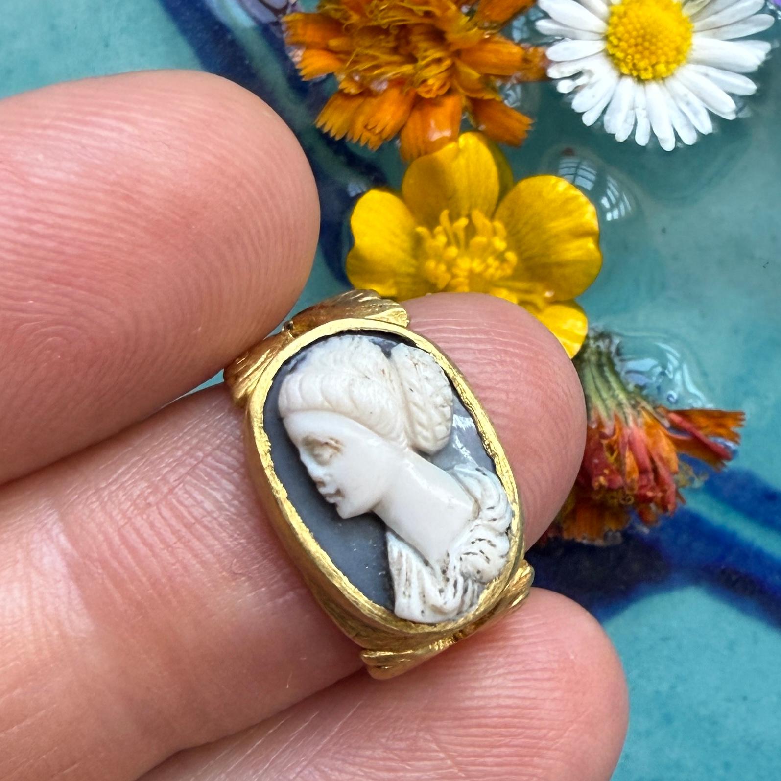 Women's or Men's Ancient Gold Ring Set with a Sardonyx Cameo of a Woman. Roman, 3rd century AD. For Sale