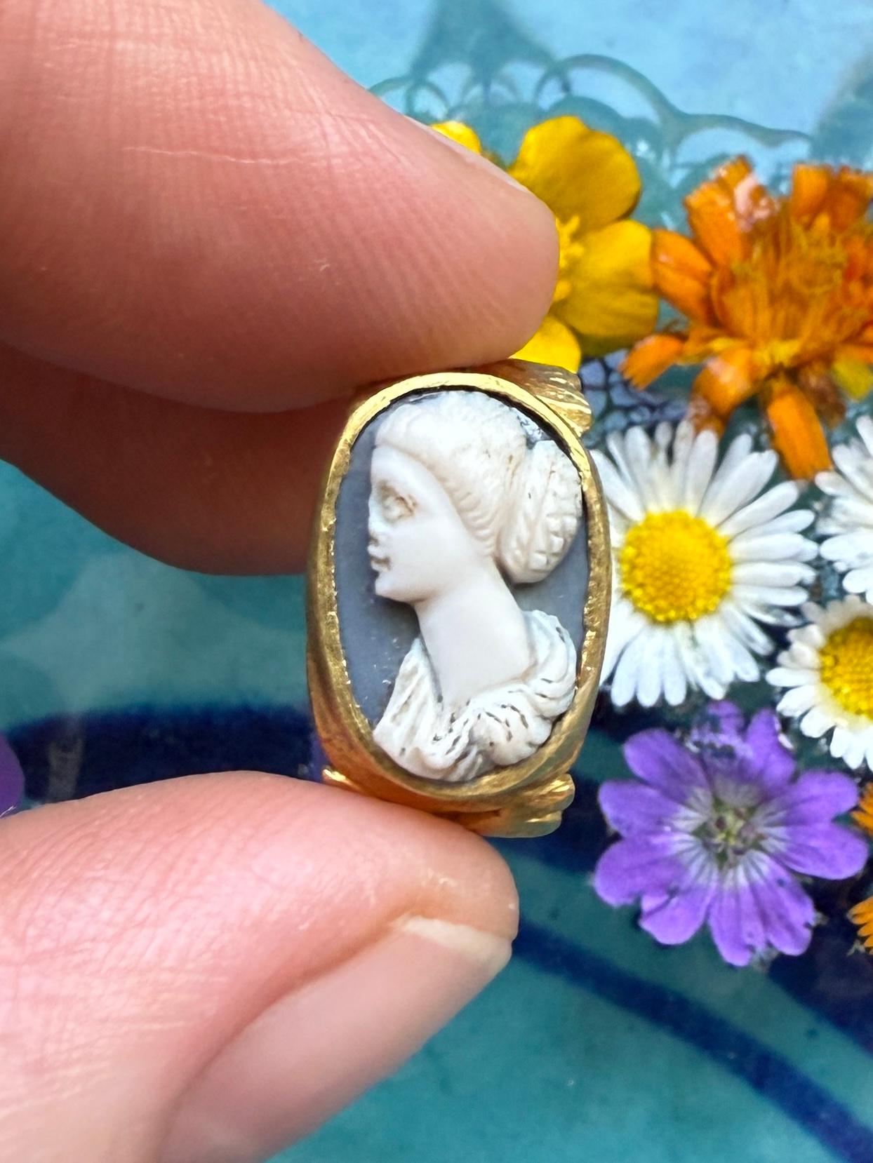 Ancient Gold Ring Set with a Sardonyx Cameo of a Woman. Roman, 3rd century AD. For Sale 3