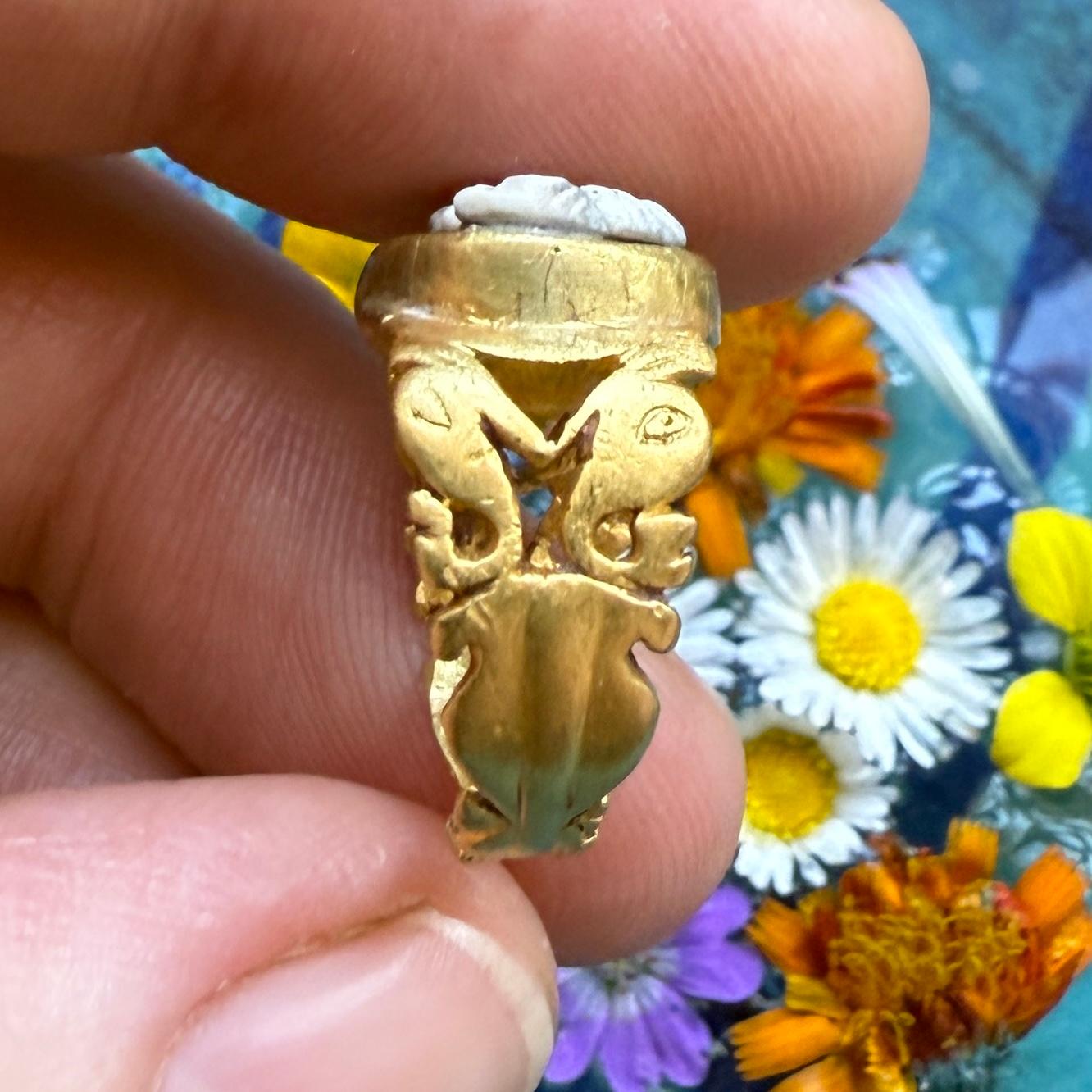 Ancient Gold Ring Set with a Sardonyx Cameo of a Woman. Roman, 3rd century AD. For Sale 4