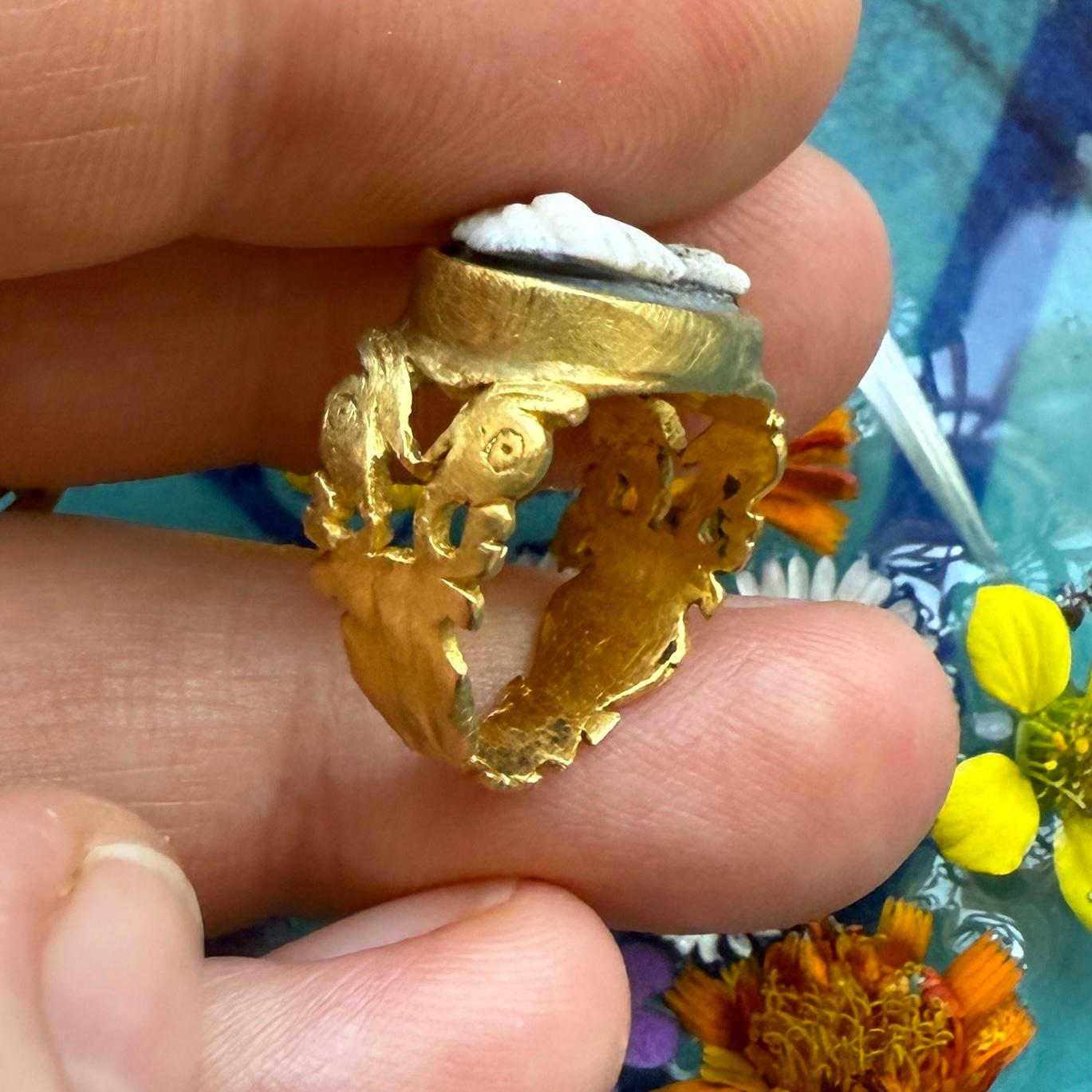 Ancient Gold Ring Set with a Sardonyx Cameo of a Woman. Roman, 3rd century AD. For Sale 5
