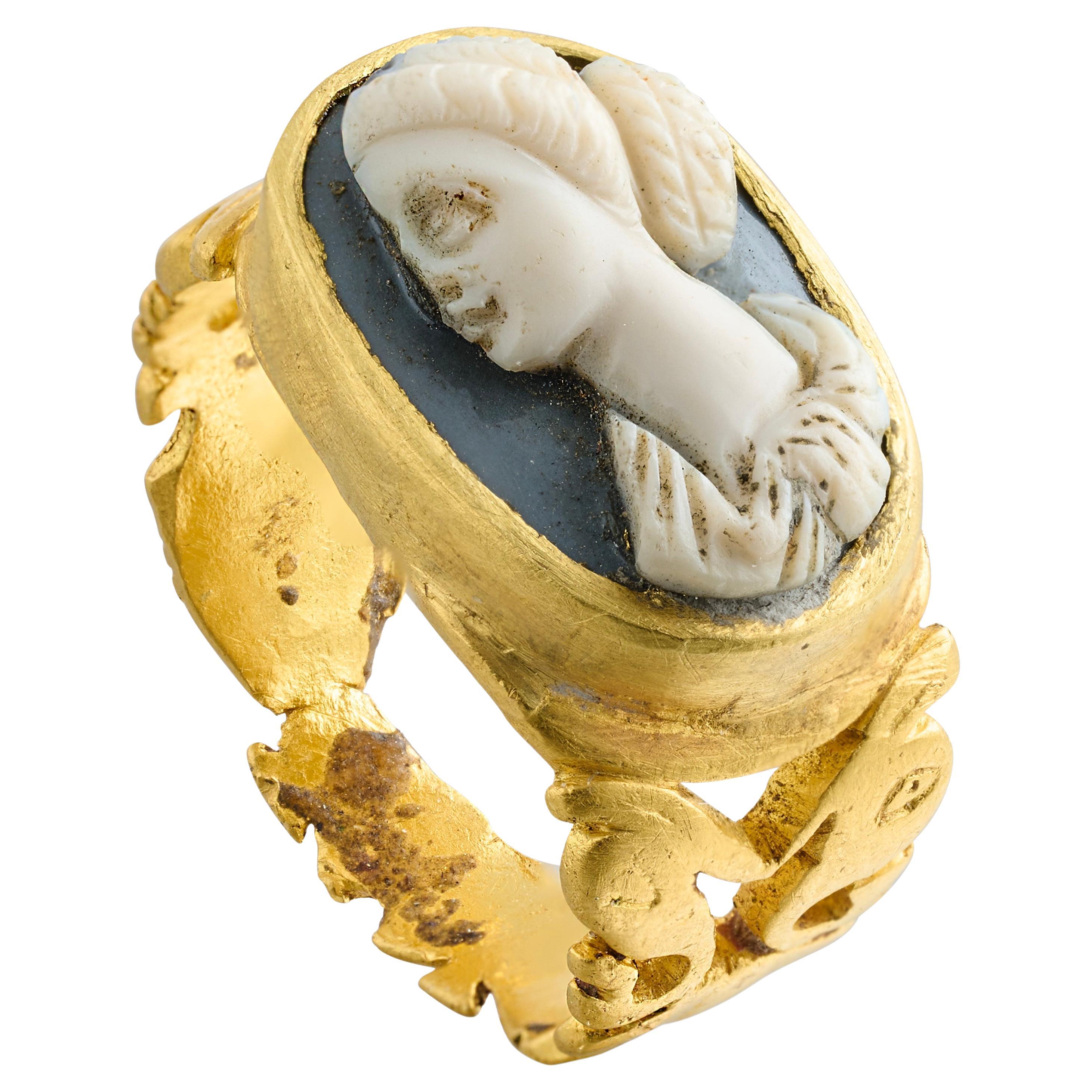 Ancient Gold Ring Set with a Sardonyx Cameo of a Woman. Roman, 3rd century AD. For Sale