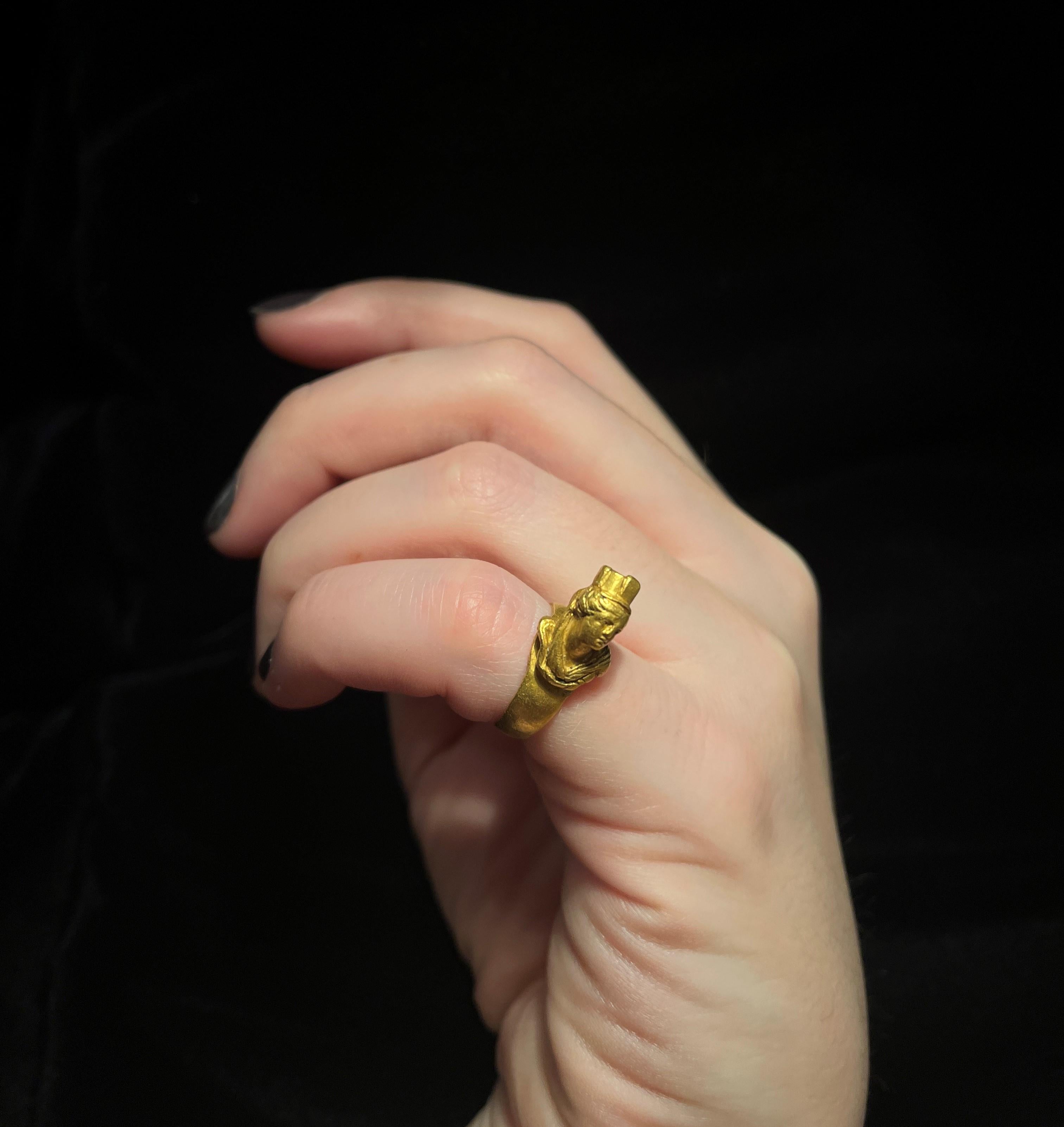 Ancient Gold Roman Ring with Bust of Tyche 'circa late 1st - 2nd century CE' In Good Condition For Sale In Chicago, IL