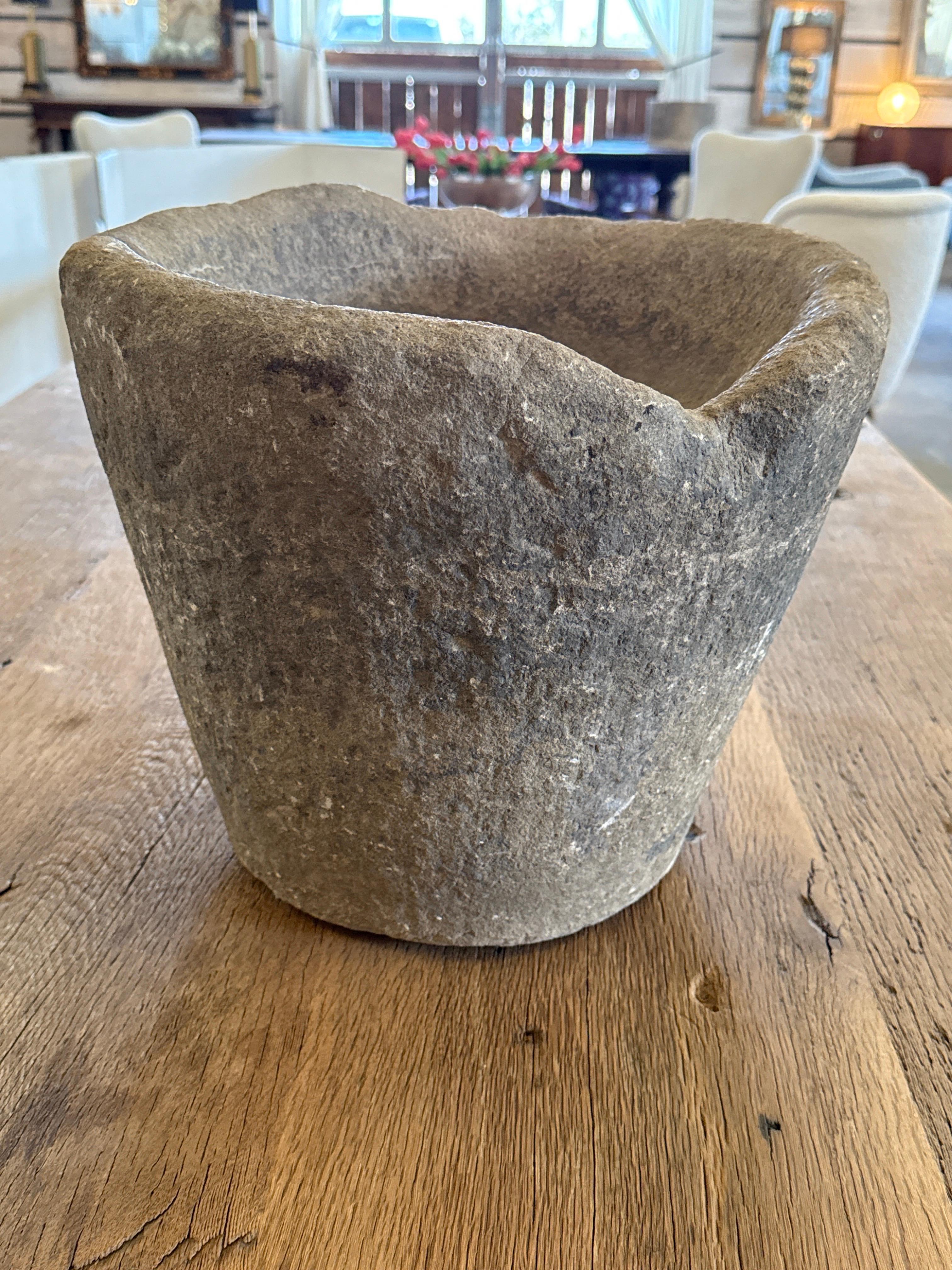 Europeo Ancient Granite Mortar From Portugal in vendita