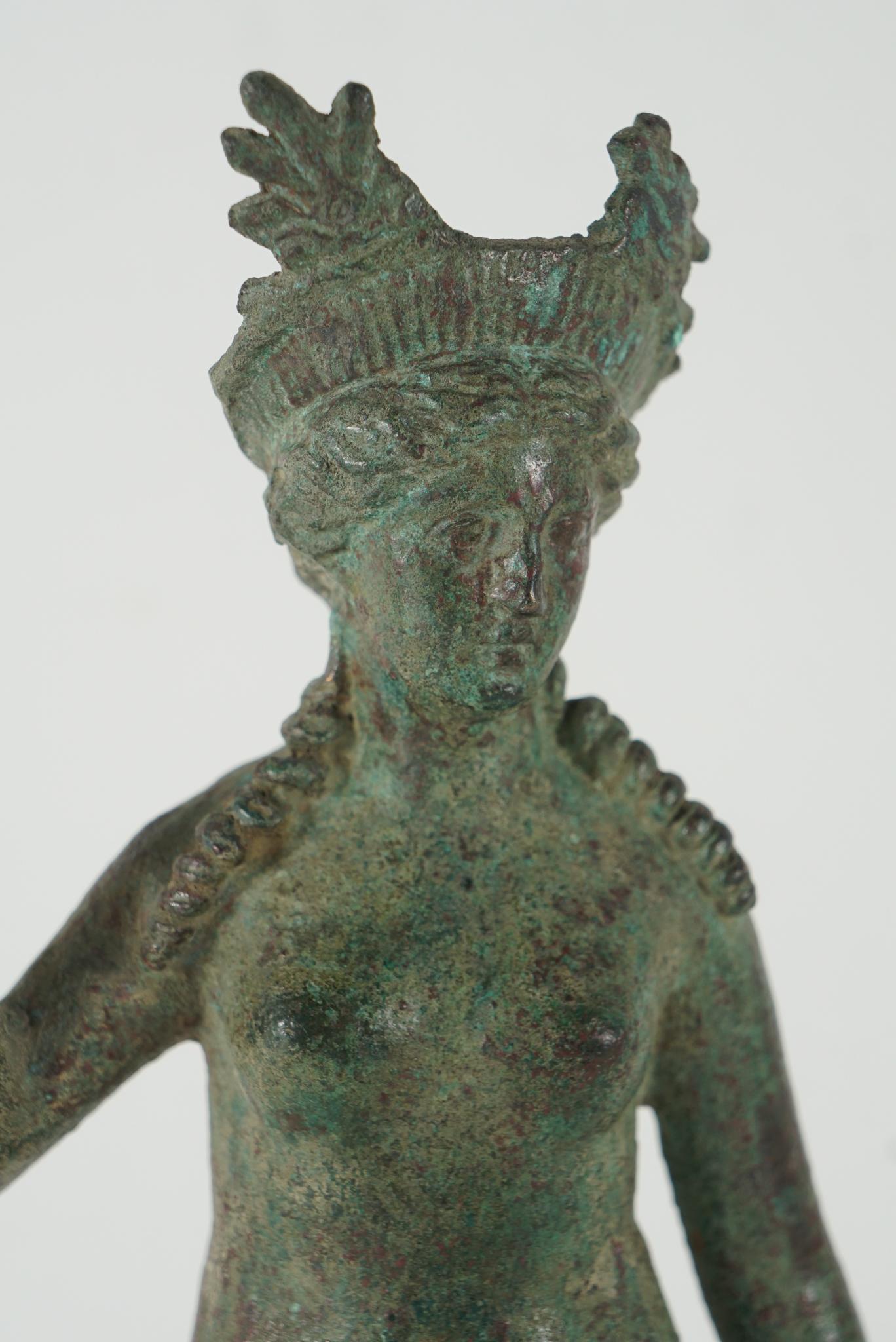 Cette belle statue en bronze ancien d'Isis/Aphrodite, déesse syncrétique d'origine hellénistique, associe la déesse égyptienne Isis à la déesse grecque Aphrodite. Créée entre le deuxième siècle avant Jésus-Christ et le premier siècle après