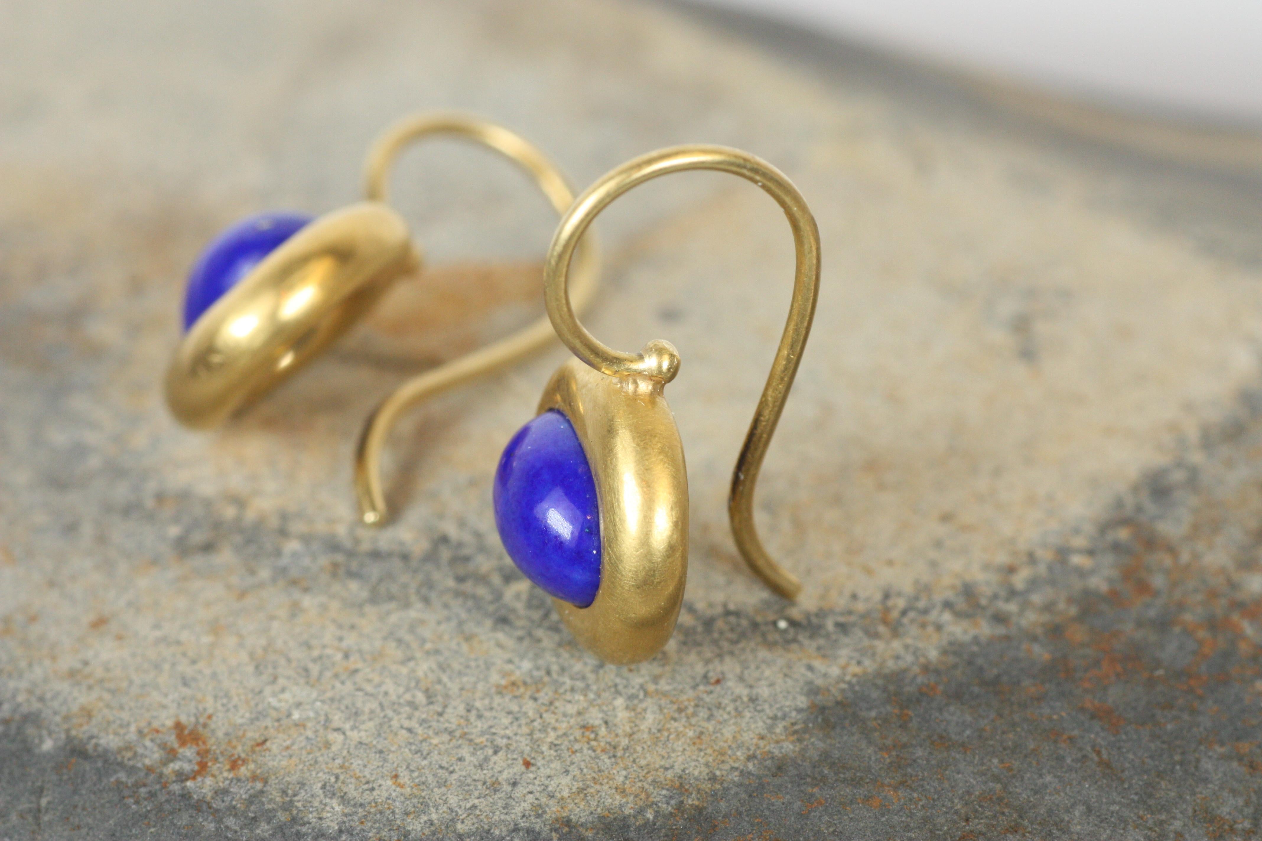 Taille cabochon Boucles d'oreilles pendantes en or jaune 22K avec pierre lapis bleue, faites à la main par le Greco. en vente