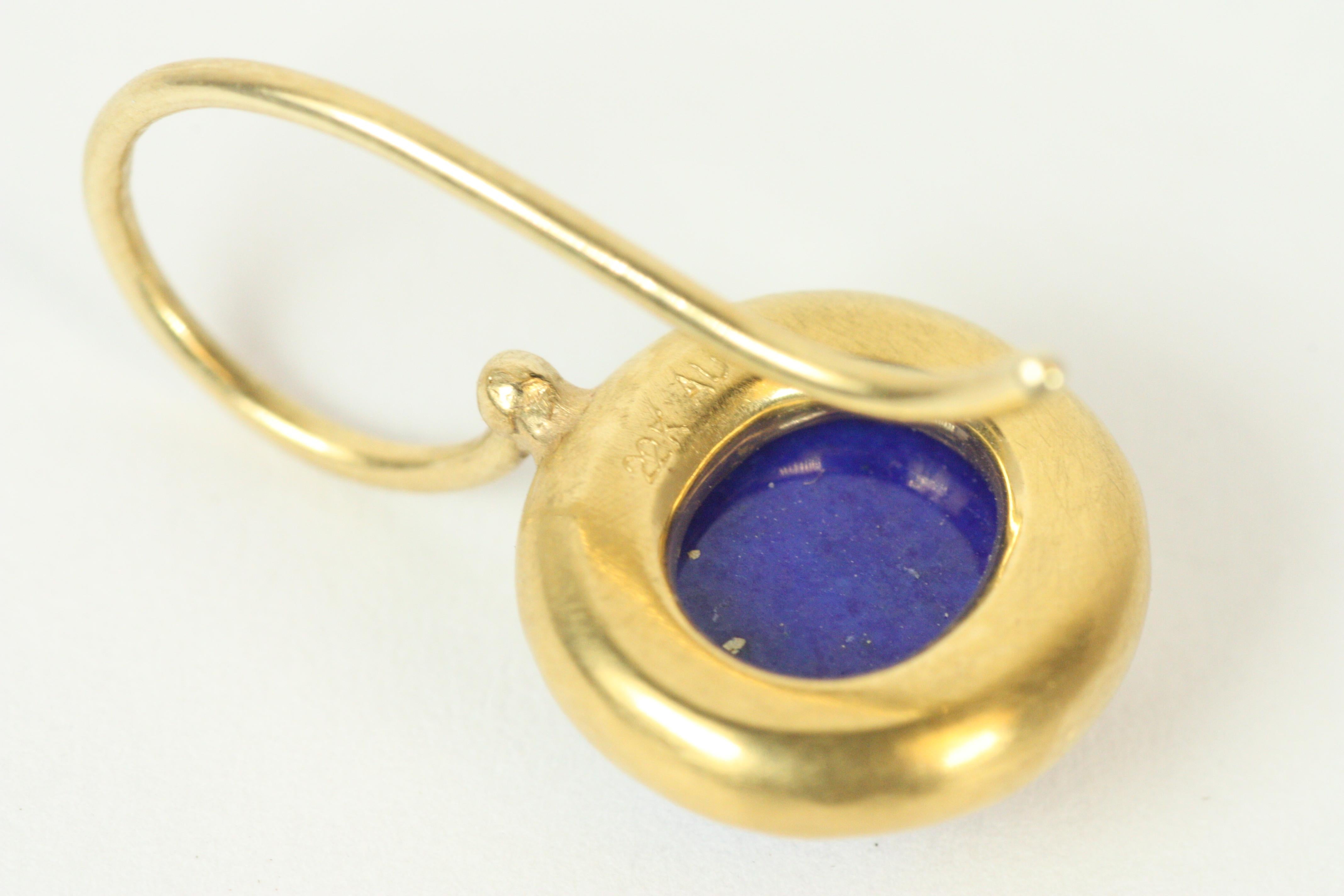 Boucles d'oreilles pendantes en or jaune 22K avec pierre lapis bleue, faites à la main par le Greco. Neuf - En vente à Santa Monica, CA