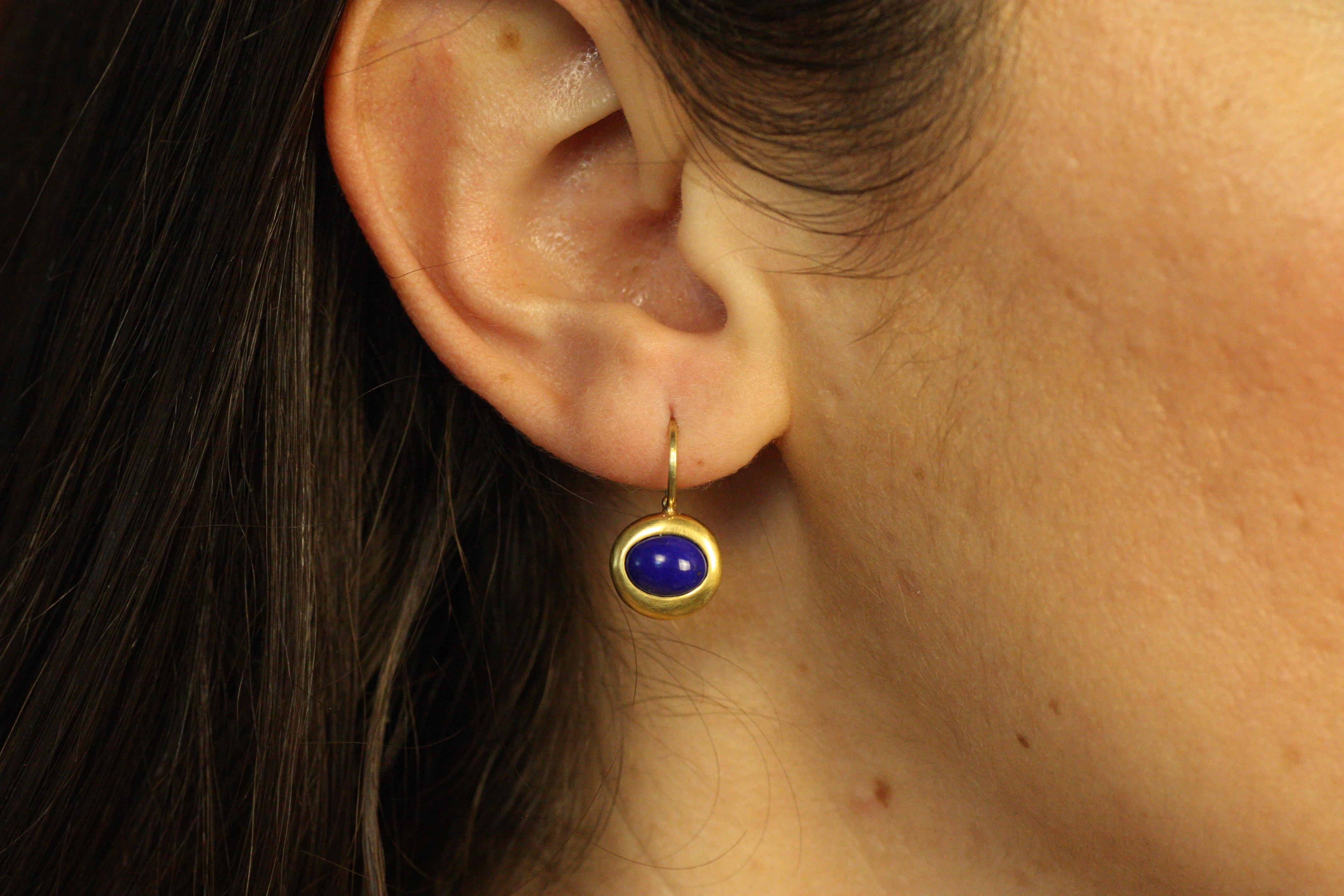 Ces étonnantes boucles d'oreilles Greco mettent en valeur des pierres de lapis-lazuli d'un bleu profond, serties dans un riche or jaune 22K. Avec une monture élégante, ce design minimaliste met en valeur la beauté naturelle du lapis taillé en