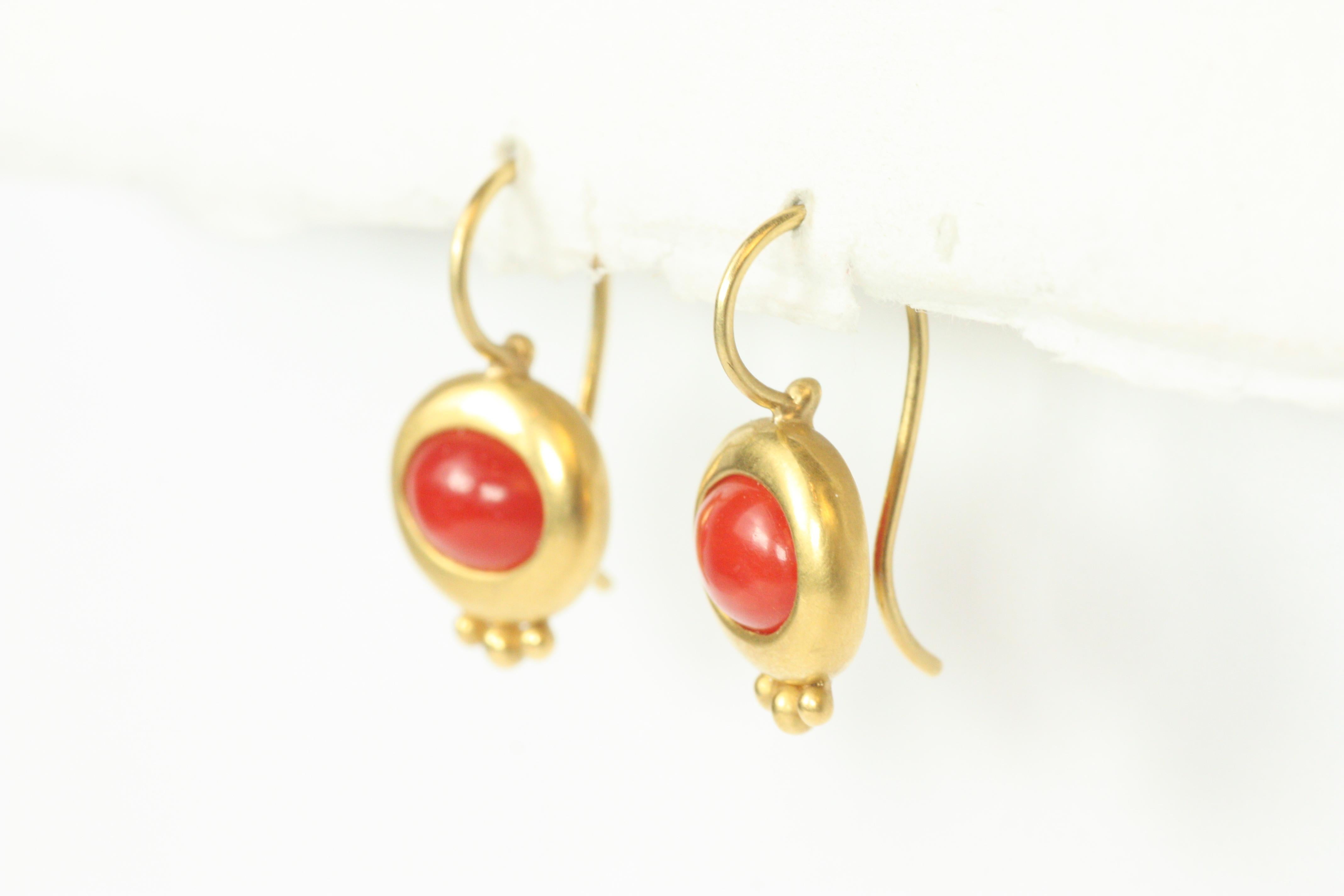 Cabochon Orecchini a goccia in oro giallo 22 carati con corallo di Bracken Jewell in vendita