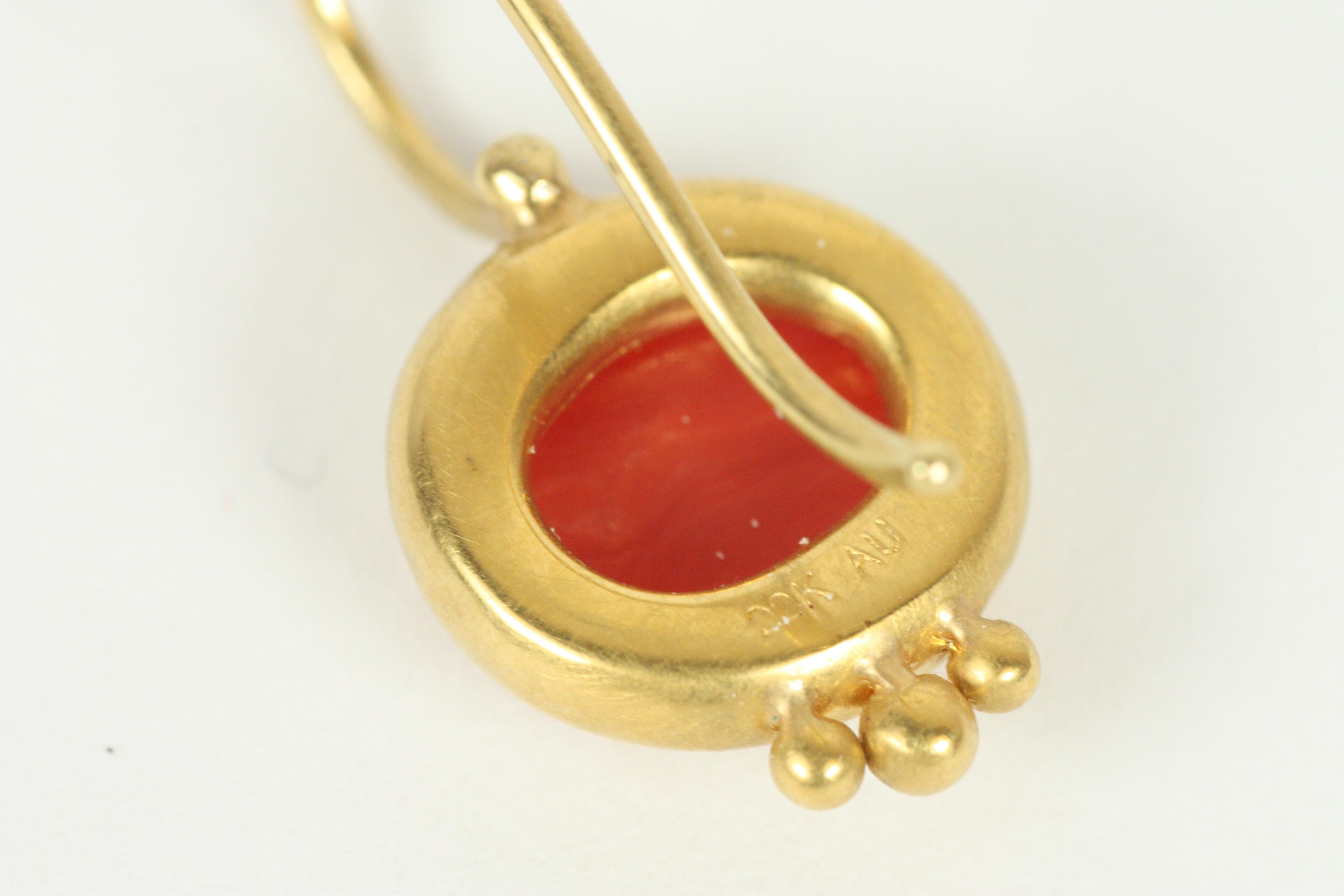 Orecchini a goccia in oro giallo 22 carati con corallo di Bracken Jewell In condizioni Nuovo in vendita a Santa Monica, CA