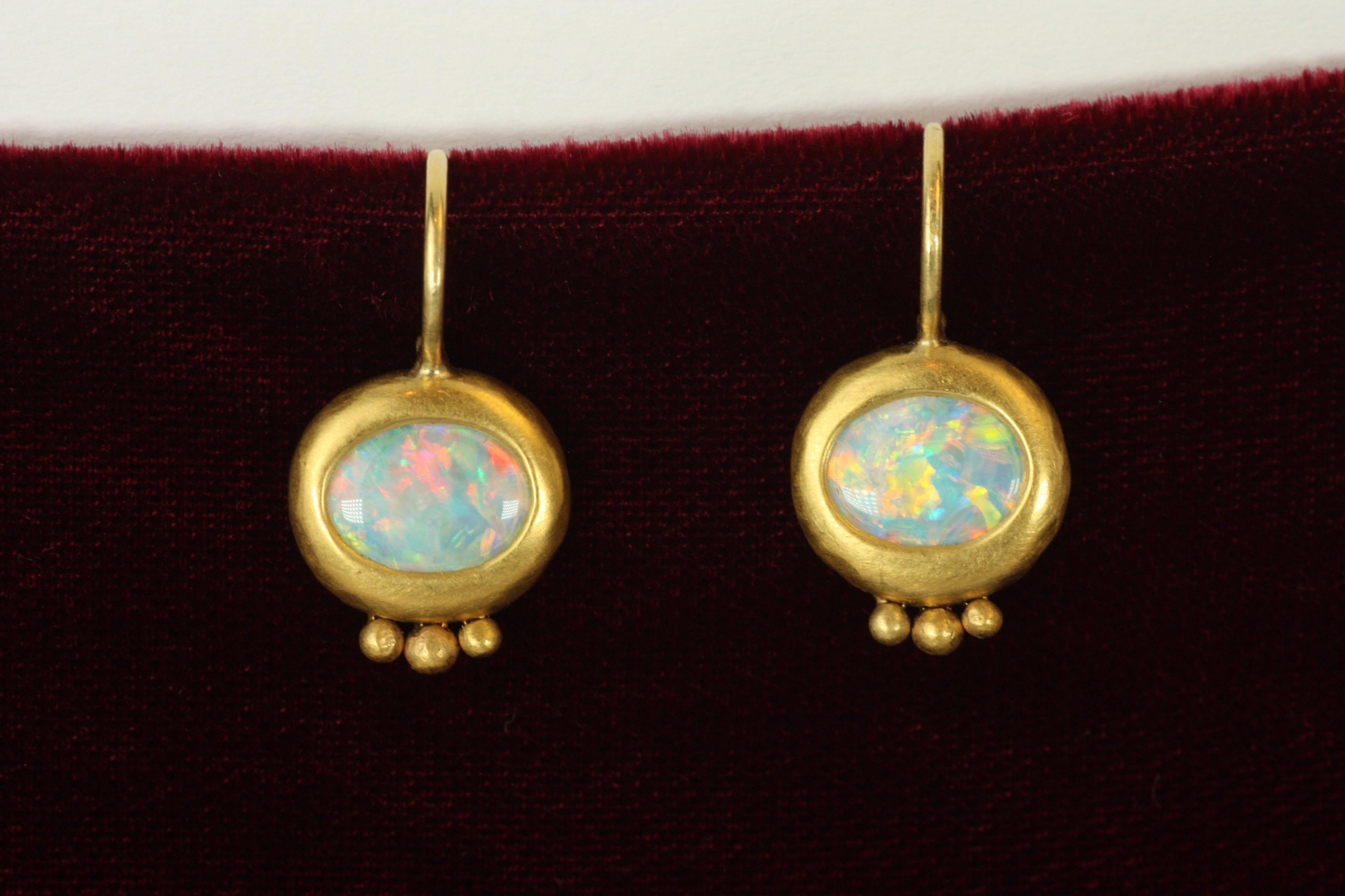 Artisan Boucles d'oreilles pendantes en or jaune 22K avec pierres d'opale faites à la main par le Greco ancien en vente