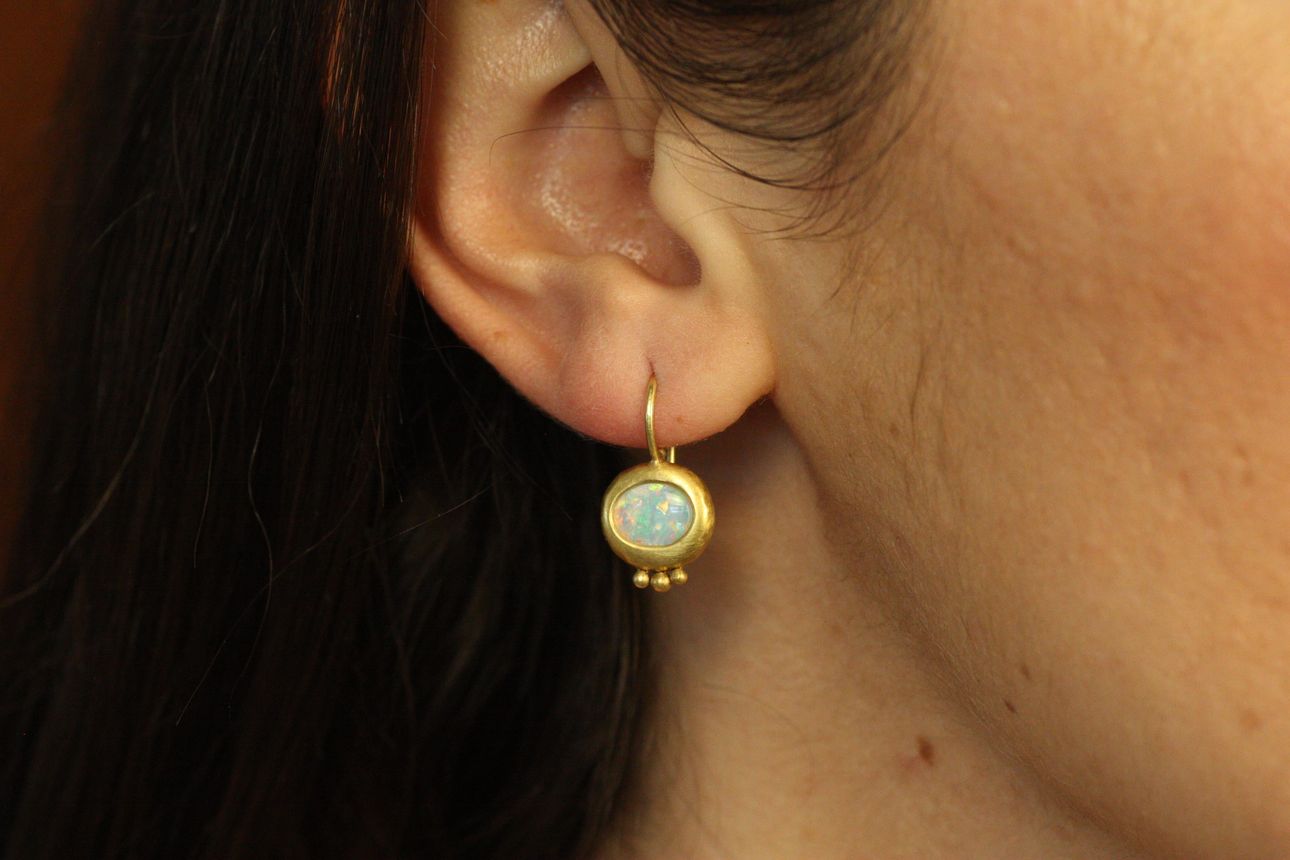 Les boucles d'oreilles Greco en or 22 carats avec opales sont une combinaison radieuse de couleurs et de savoir-faire. Les opales serties sur le chaton brillent d'un feu multicolore, magnifiquement mis en valeur par l'éclat chaud de l'or jaune. Les