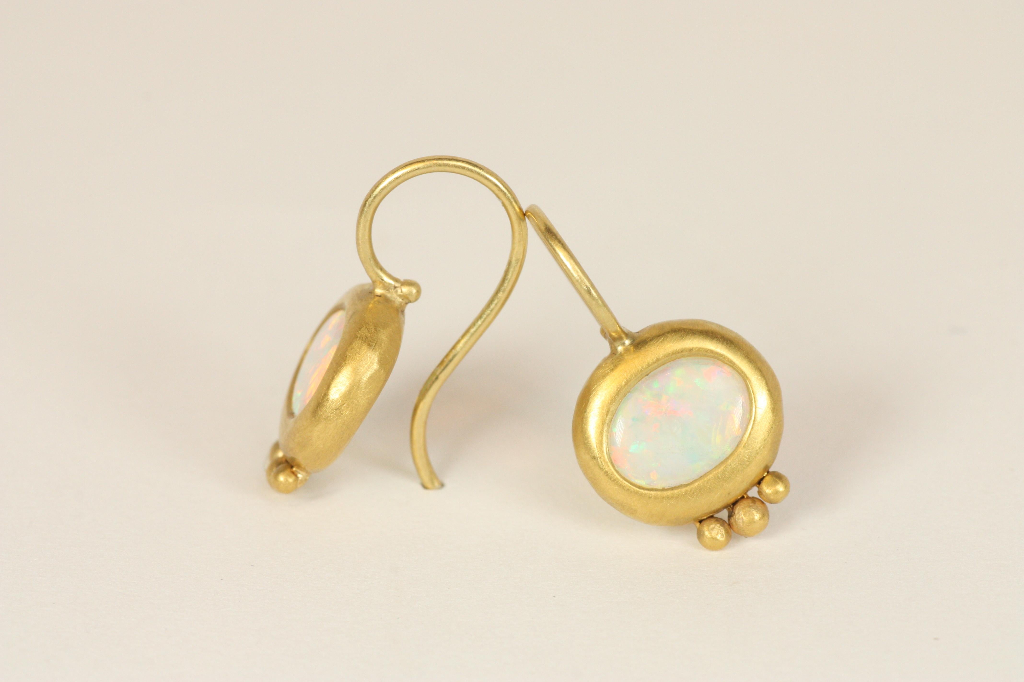 Taille ovale Boucles d'oreilles pendantes en or jaune 22K avec pierres d'opale faites à la main par le Greco ancien en vente