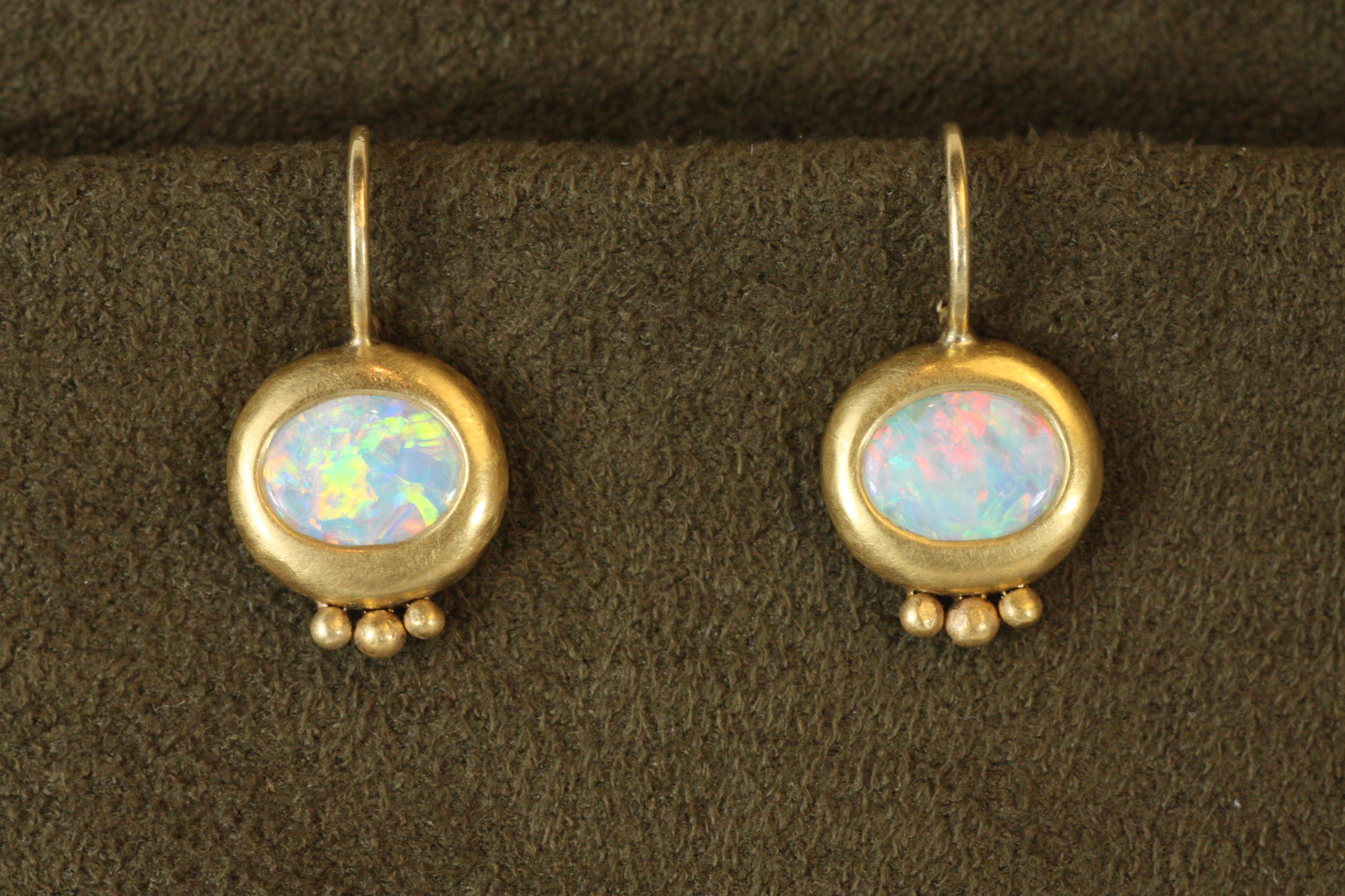 Boucles d'oreilles pendantes en or jaune 22K avec pierres d'opale faites à la main par le Greco ancien Neuf - En vente à Santa Monica, CA