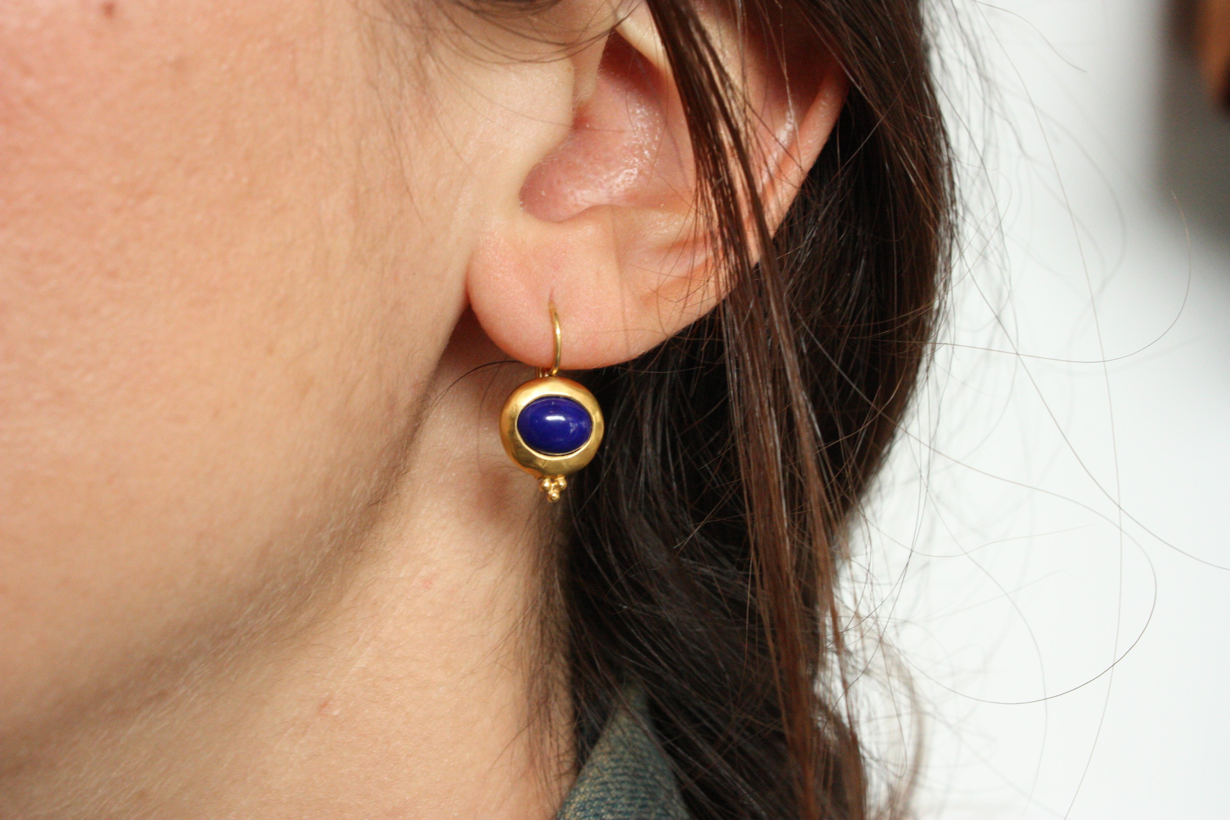 Donna Orecchini a goccia in oro giallo 22 carati con lapislazzuli ovale cabochon in vendita