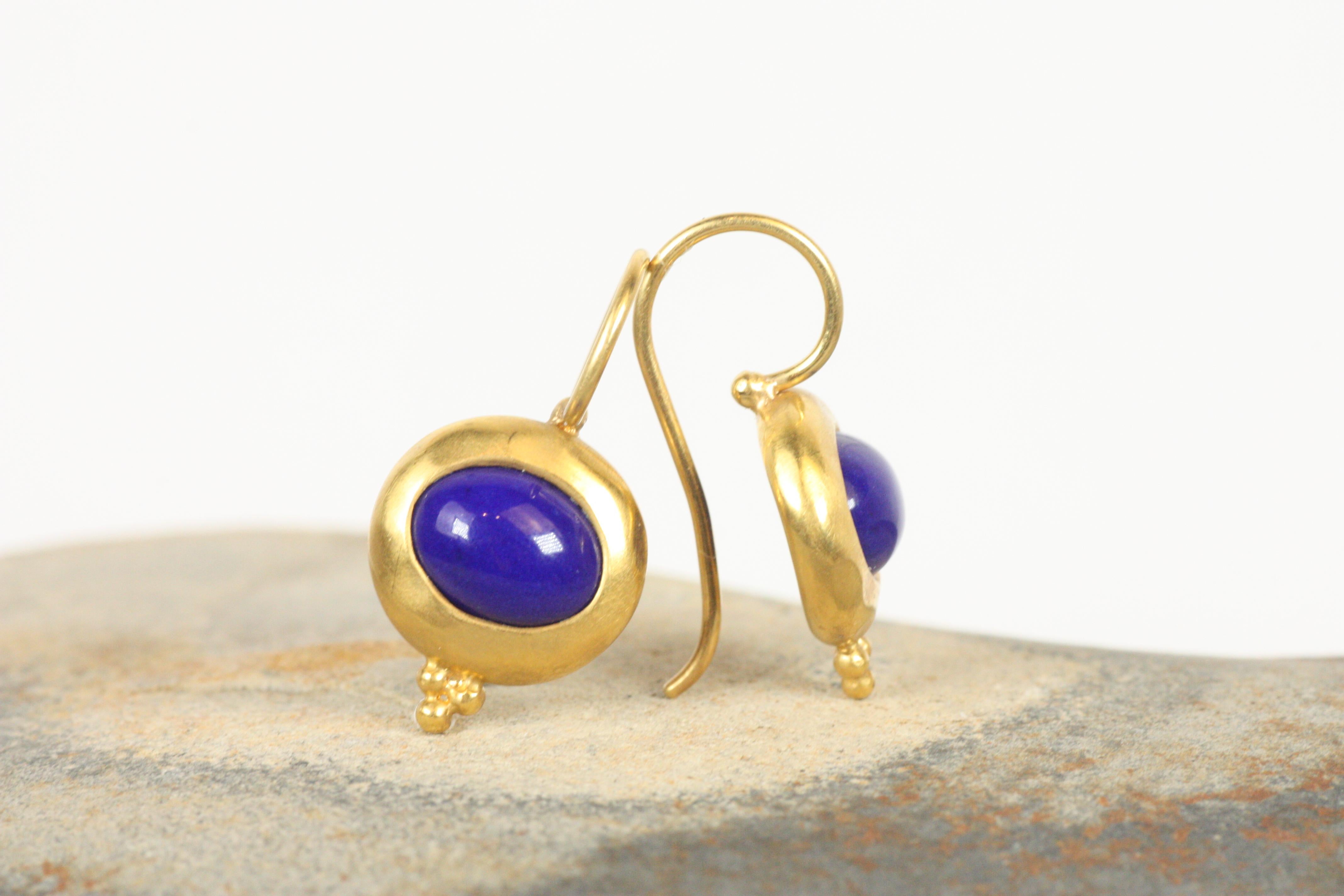 Artigiano Orecchini a goccia in oro giallo 22 carati con lapislazzuli ovale cabochon in vendita