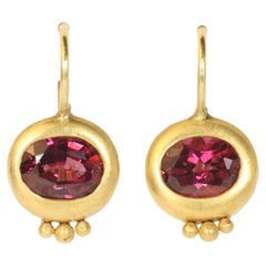 Boucles d'oreilles pendantes en or jaune 22K avec grenats ovales de l'ancien Greco par Bracken