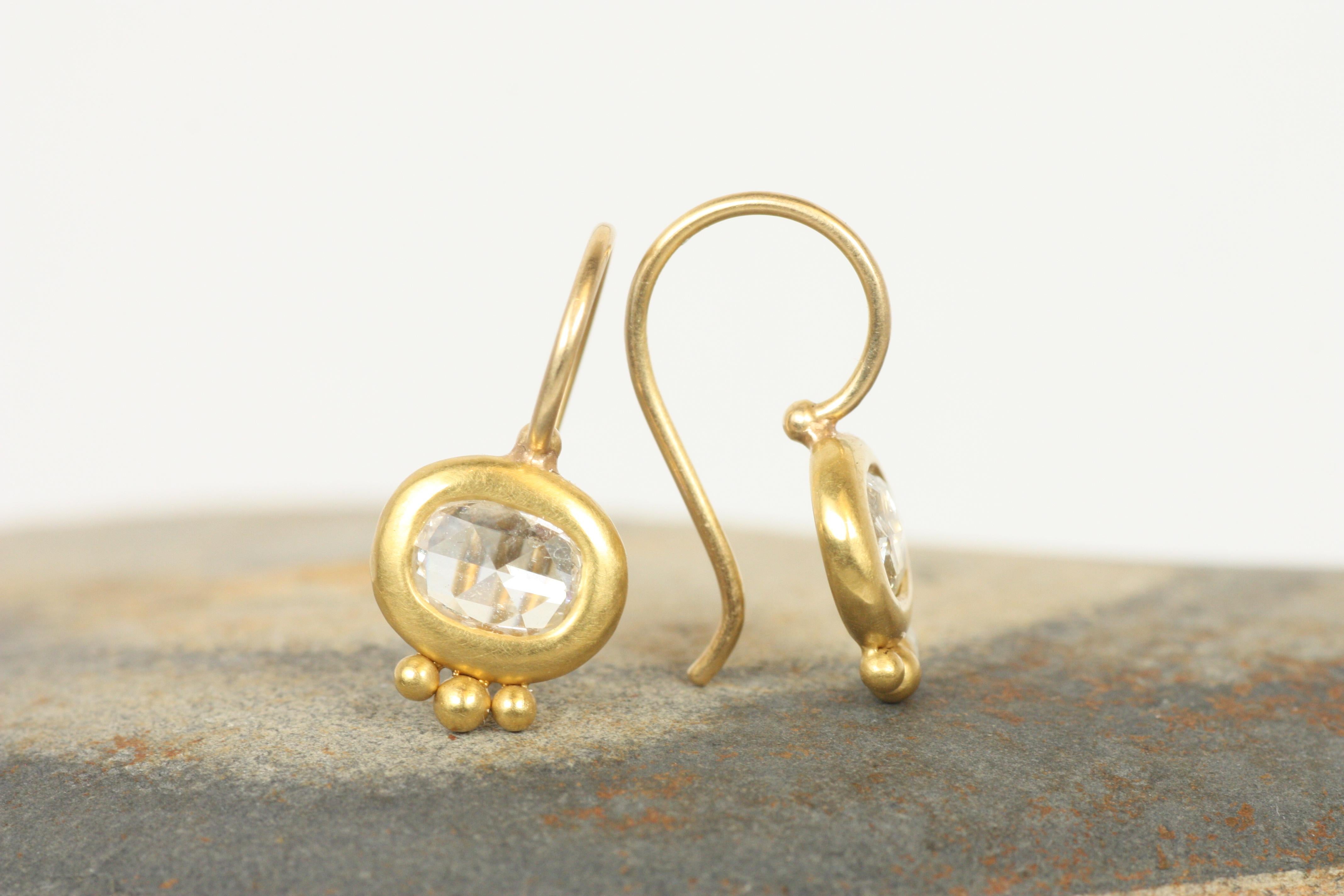 Artisan Pendants d'oreilles anciens Greco avec diamants ovales taillés en rose en or jaune 22K en vente