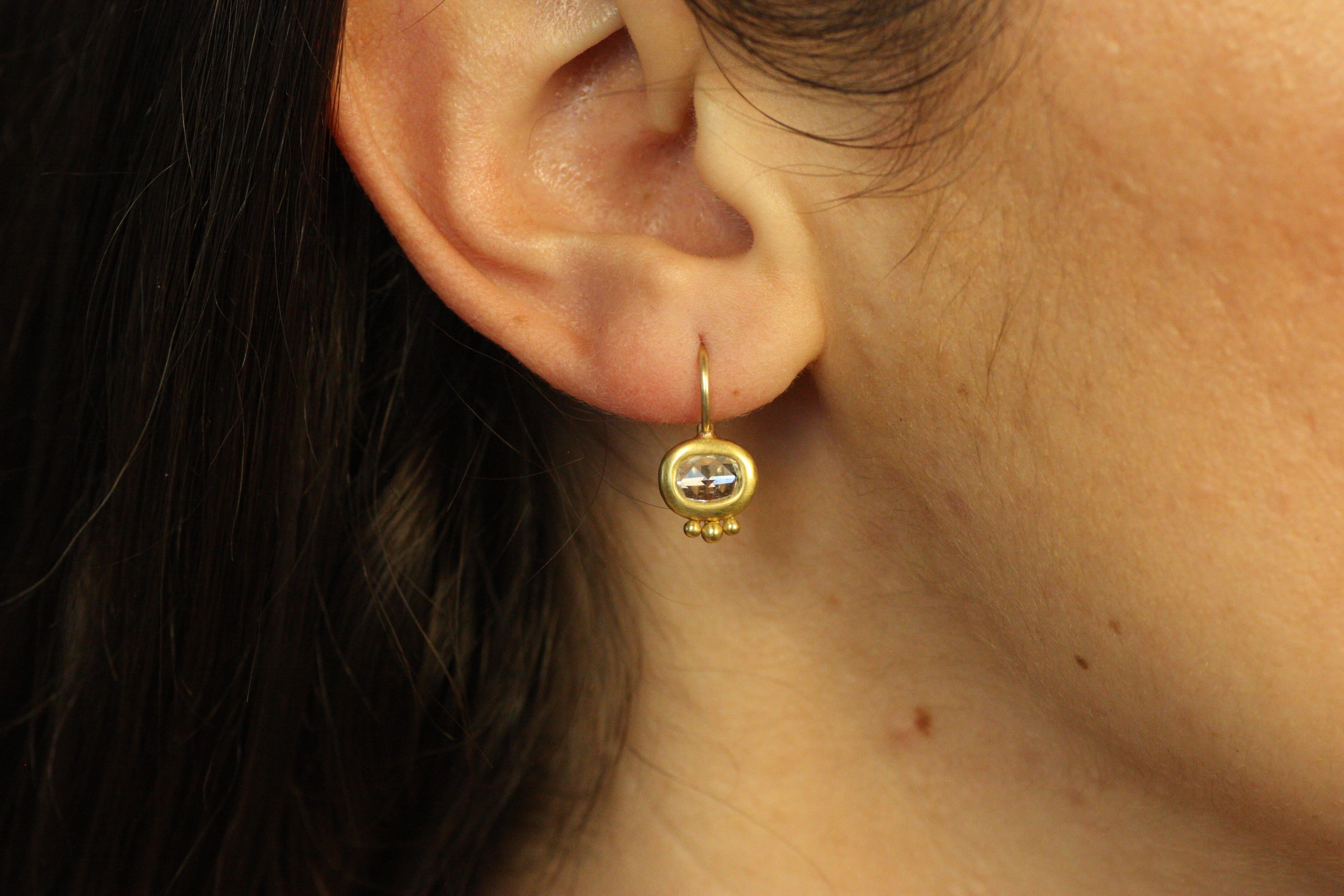 D'une élégance discrète, ces petites boucles d'oreilles Greco sont ornées de diamants roses scintillants sertis dans de l'or jaune 22K. Réalisées à la main à Los Angeles, ces boucles d'oreilles au design minimaliste évoquant l'art ancien ajoutent
