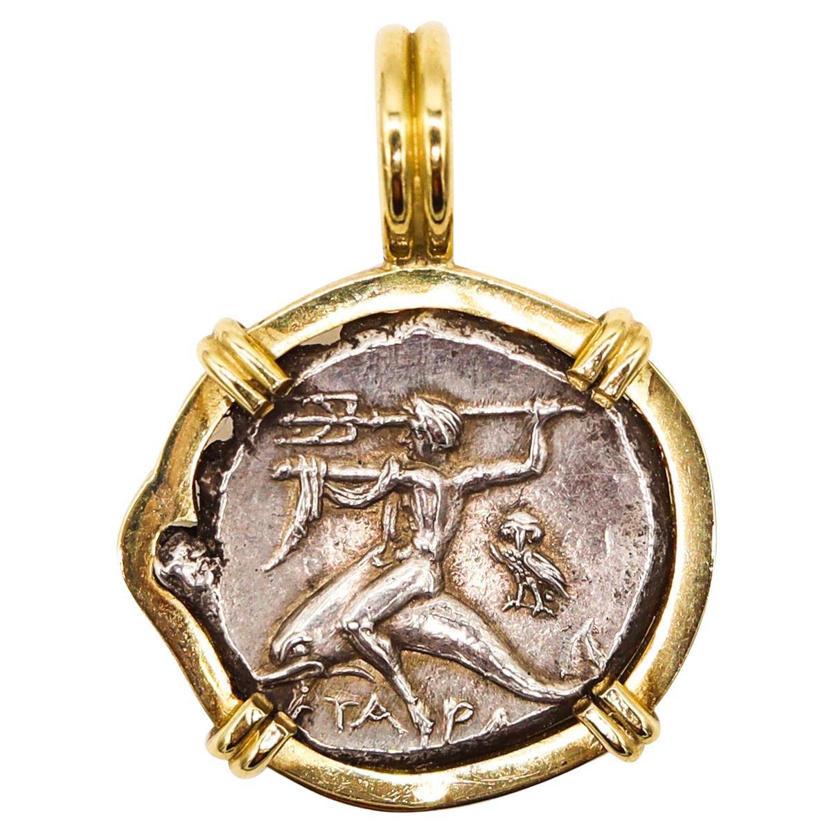 Tarentum Boy de la Grèce antique 240 avant J.-C. dans un Nomos encadré en or 18 carats représentant un dauphin en vente