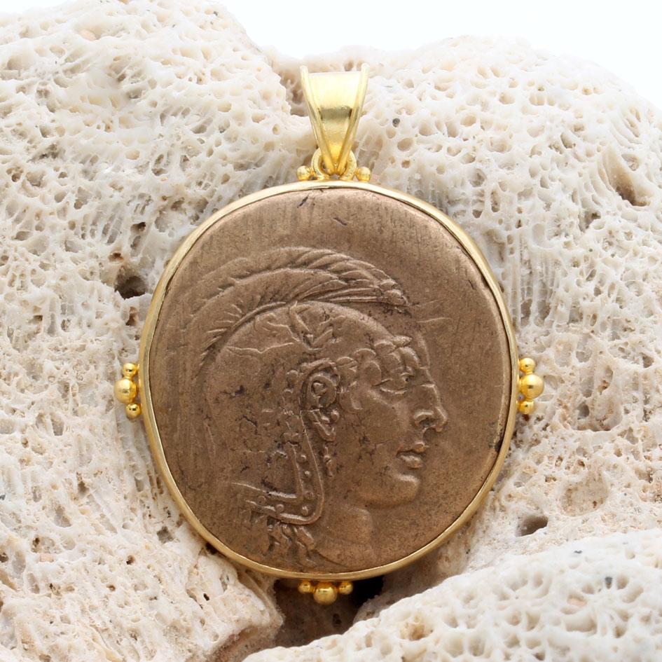 Cette pièce de bronze authentique de grande taille (29 mm) frappée entre 100 et 63 av. J.-C. dans la région grecque de Pontos Amisos (aujourd'hui sur la côte nord de la Turquie) représente la déesse Athéna coiffée d'un casque corinthien à crête. 