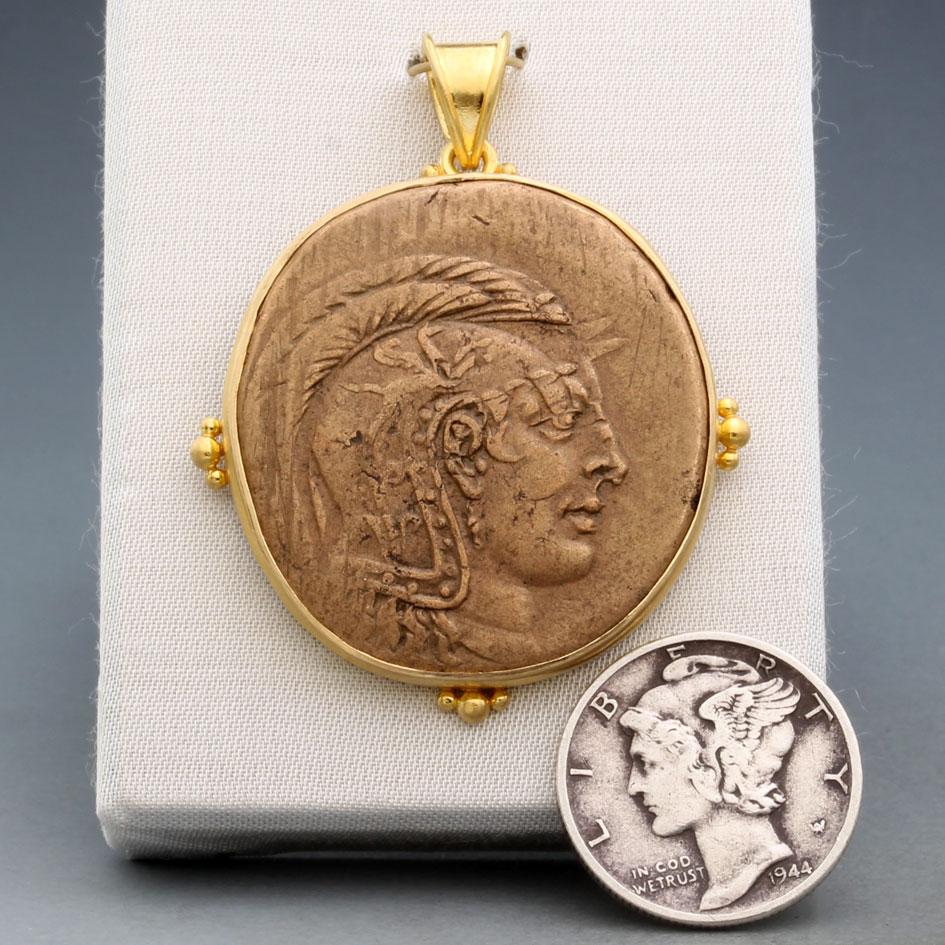 Pendentif en or 18K avec pièce de monnaie Athéna de l'Antiquité grecque du 1er siècle avant J.-C. en vente 1