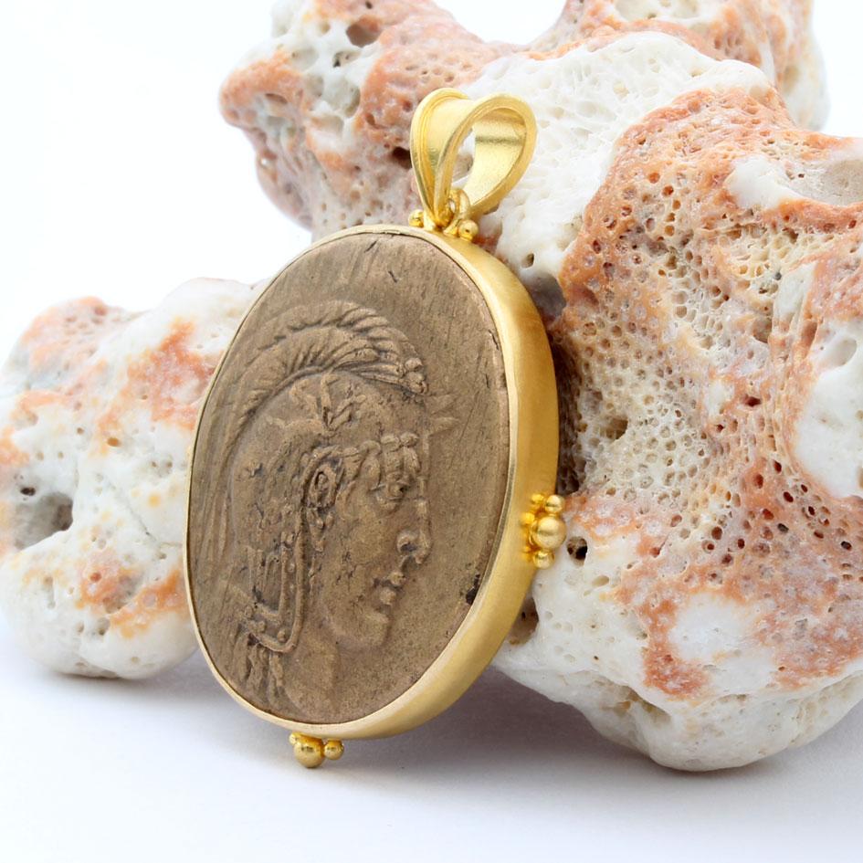 Pendentif en or 18K avec pièce de monnaie Athéna de l'Antiquité grecque du 1er siècle avant J.-C. en vente 2