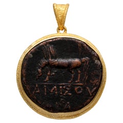 Ciondolo in oro 18 carati con moneta di bronzo di Pegaso dell'antica Grecia del I secolo a.C.