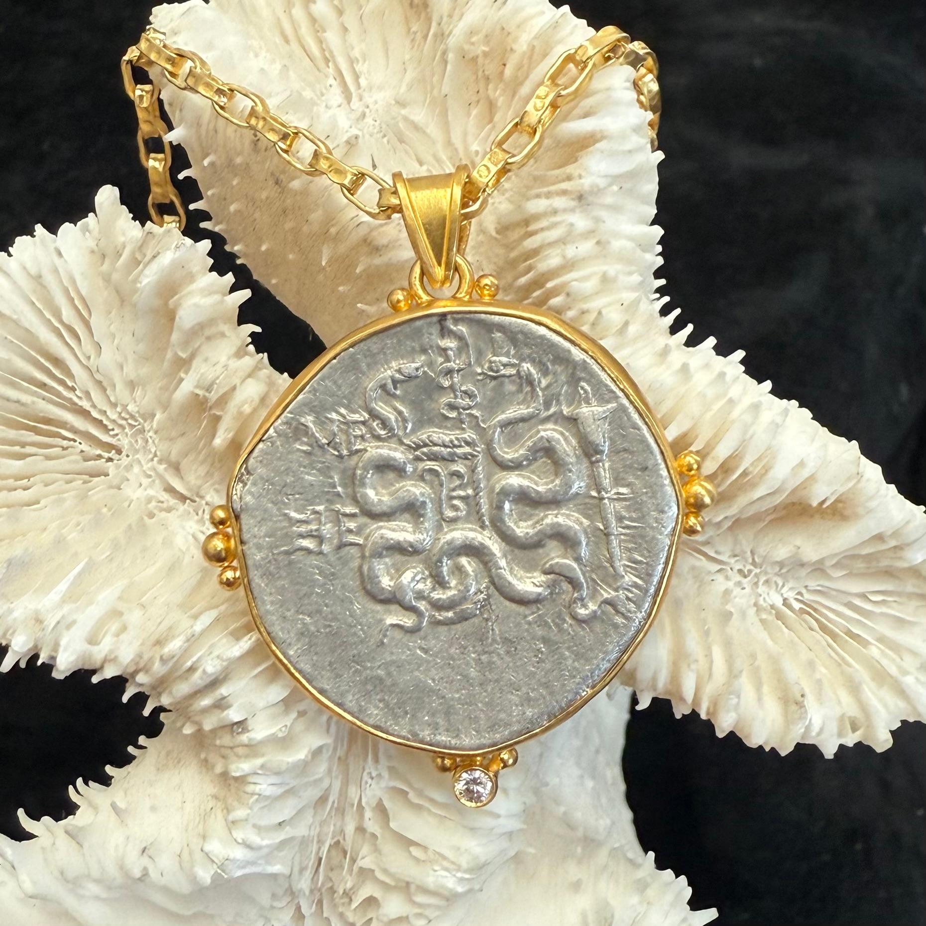 Antiguo Griego Siglo I a.C. Moneda de Serpientes Cistóforas Colgante de Oro de 18K en venta 5