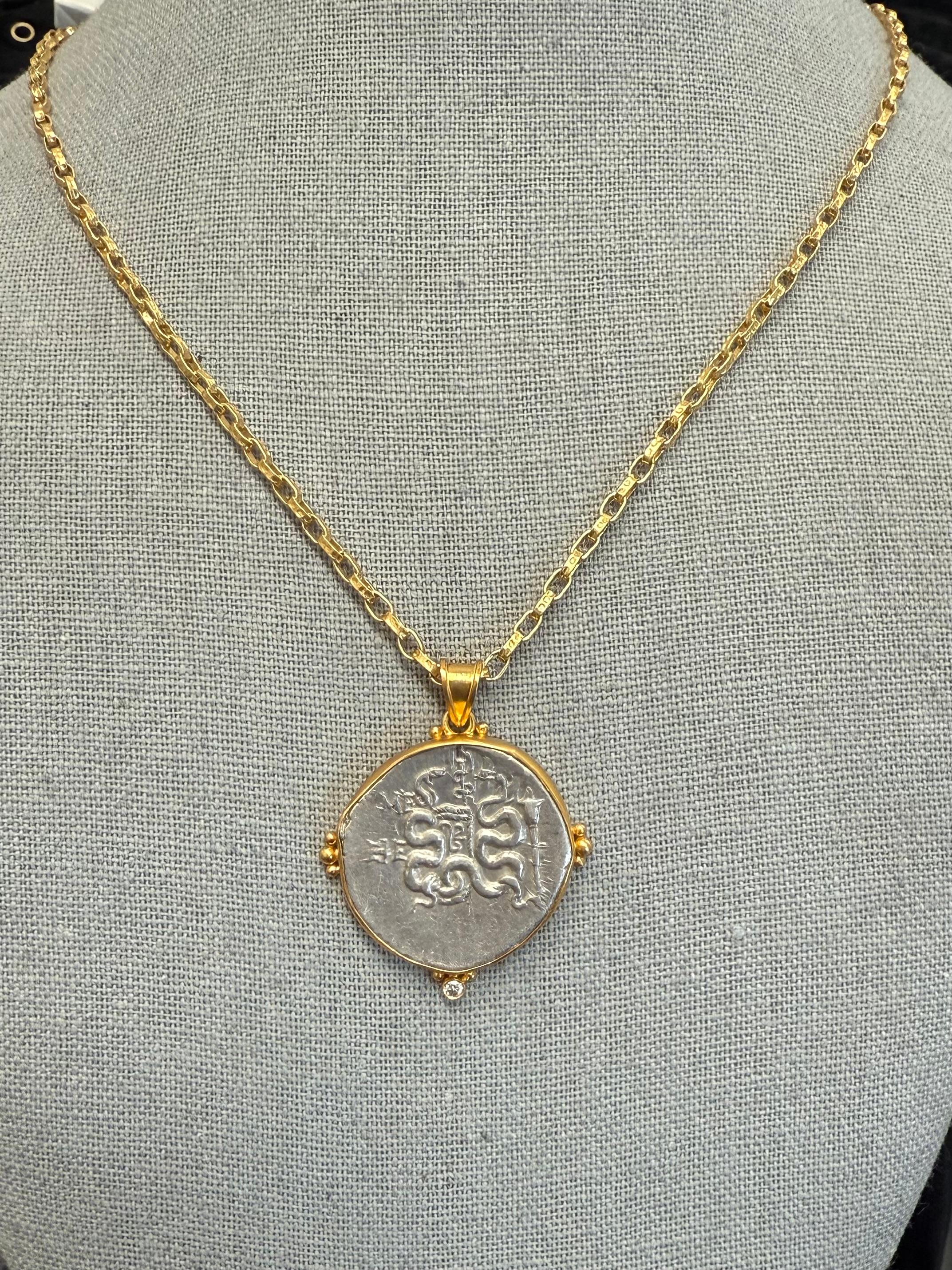 Antiguo Griego Siglo I a.C. Moneda de Serpientes Cistóforas Colgante de Oro de 18K en venta 6