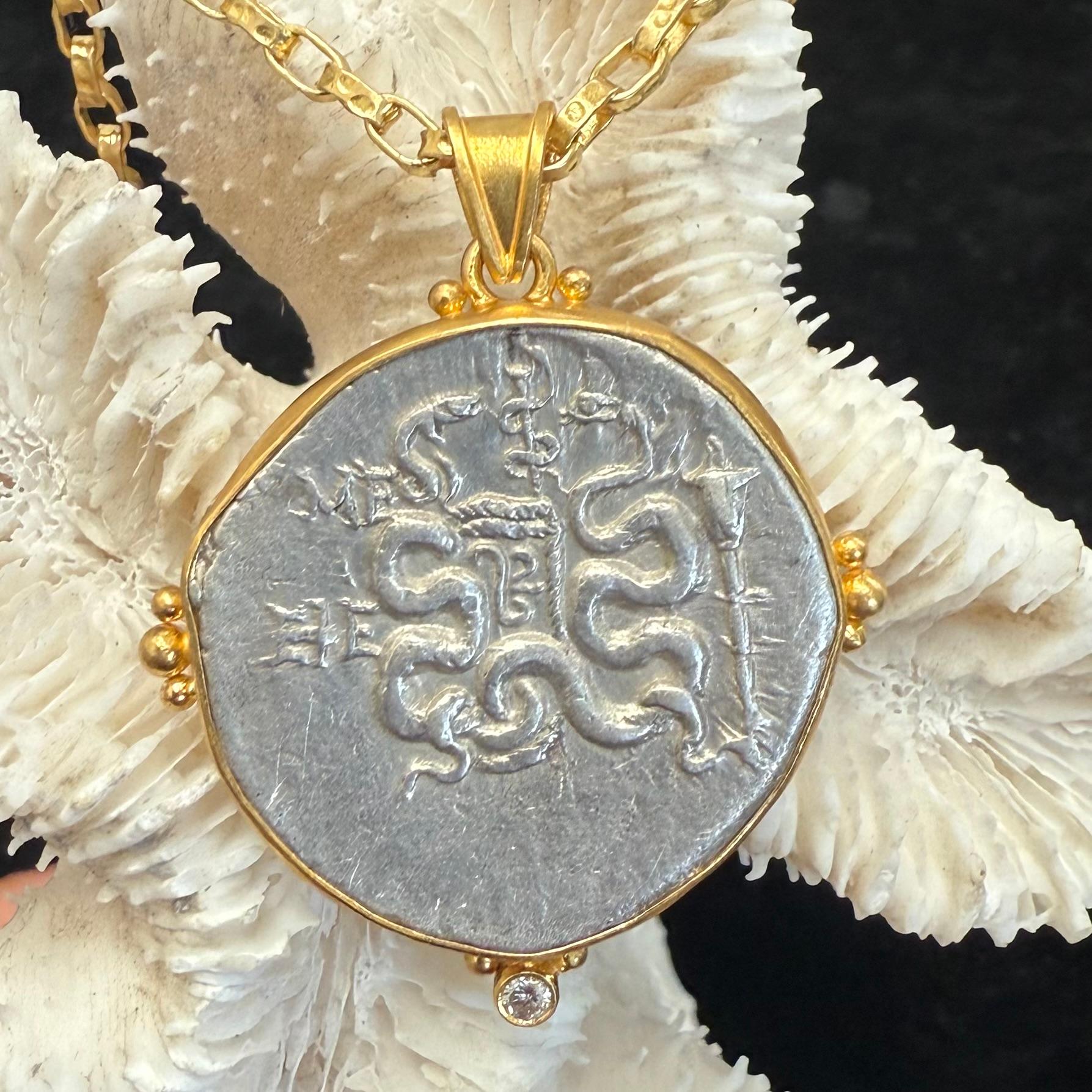 Antiguo Griego Siglo I a.C. Moneda de Serpientes Cistóforas Colgante de Oro de 18K Griego clásico en venta