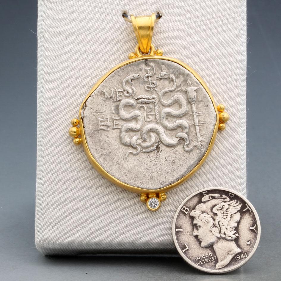 Femenino o masculino Antiguo Griego Siglo I a.C. Moneda de Serpientes Cistóforas Colgante de Oro de 18K en venta