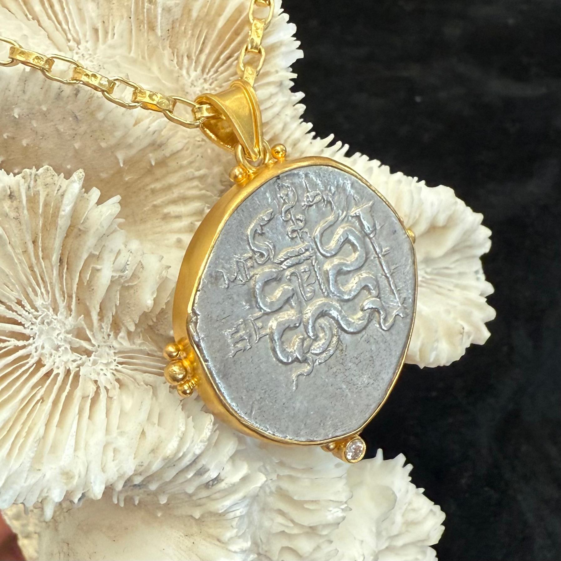 Antiguo Griego Siglo I a.C. Moneda de Serpientes Cistóforas Colgante de Oro de 18K en venta 2