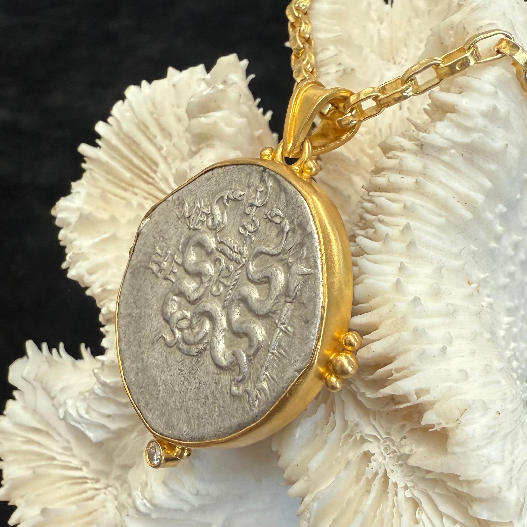 Antiguo Griego Siglo I a.C. Moneda de Serpientes Cistóforas Colgante de Oro de 18K en venta 3