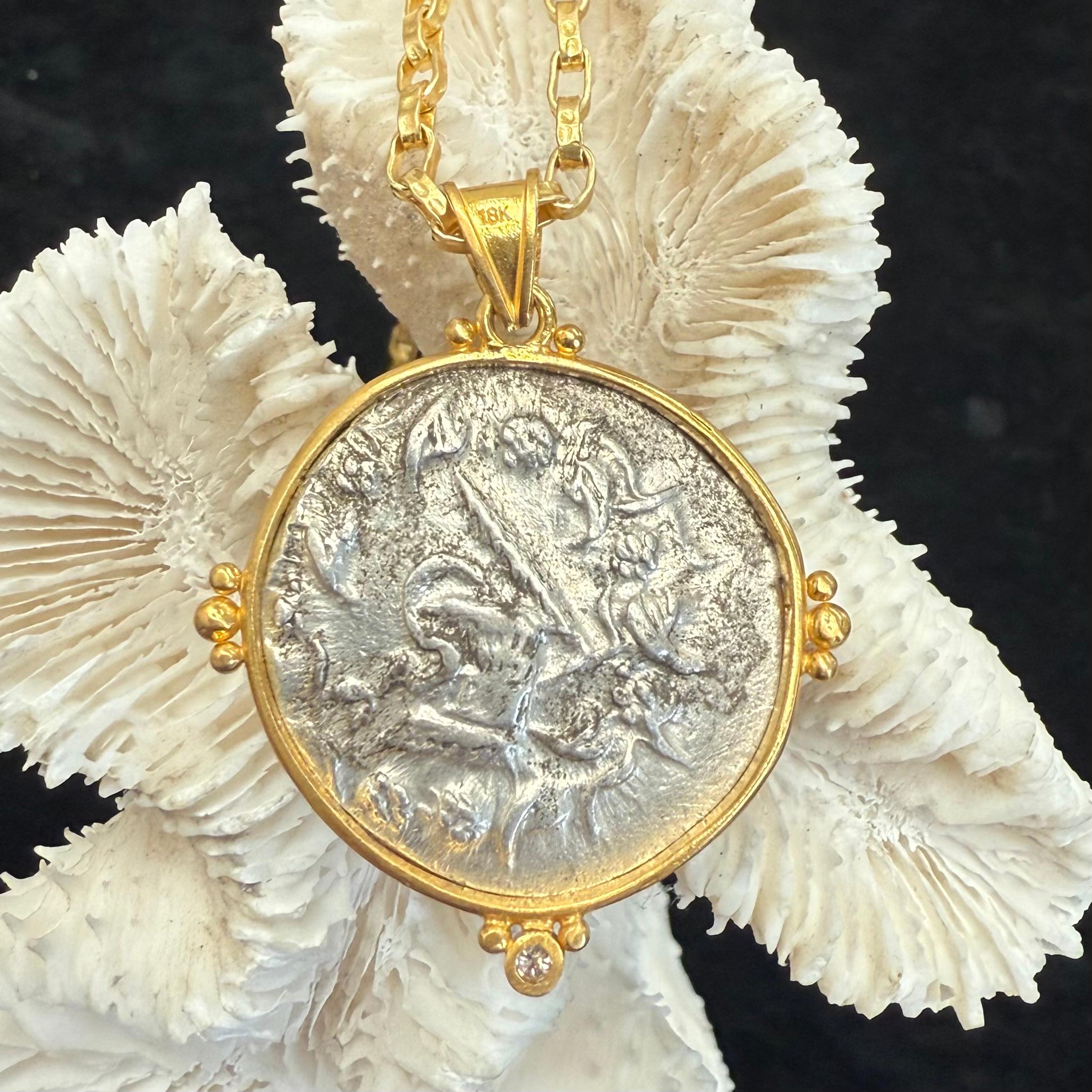 Antiguo Griego Siglo I a.C. Moneda de Serpientes Cistóforas Colgante de Oro de 18K en venta 4