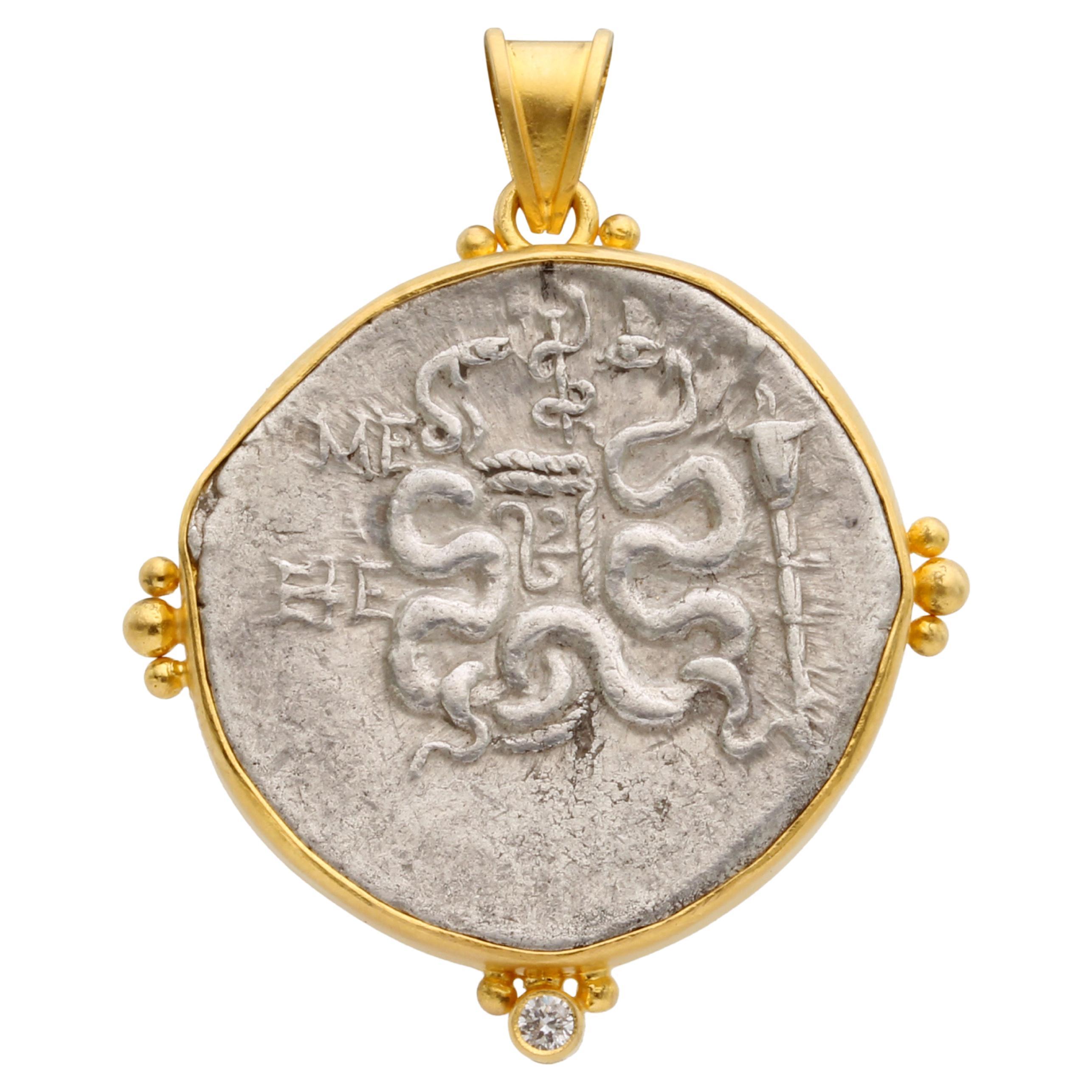Antiguo Griego Siglo I a.C. Moneda de Serpientes Cistóforas Colgante de Oro de 18K en venta