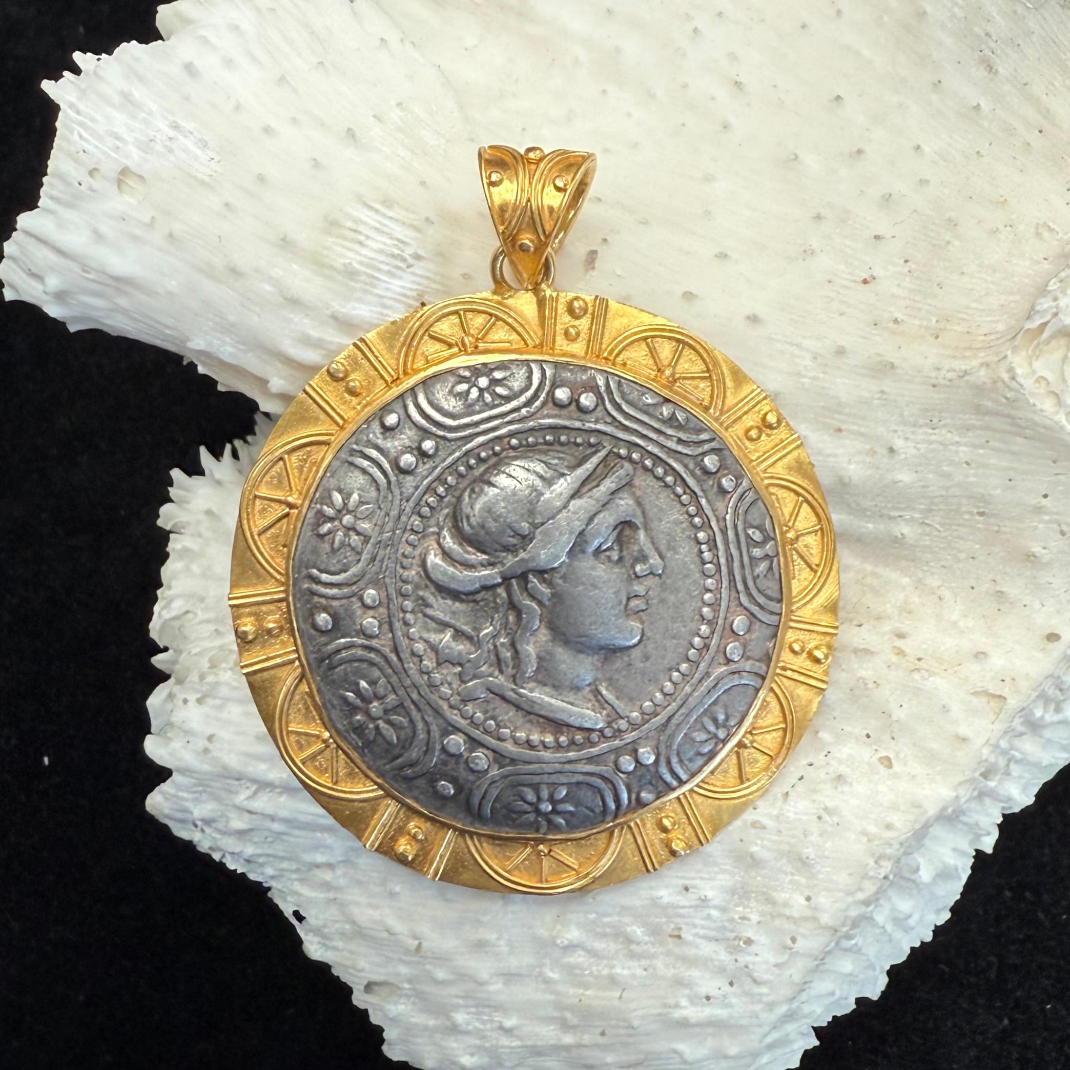 Steven Battelle Colgante de moneda de la antigua Artemisa griega del siglo II a.C. Oro de 22 quilates en venta 1