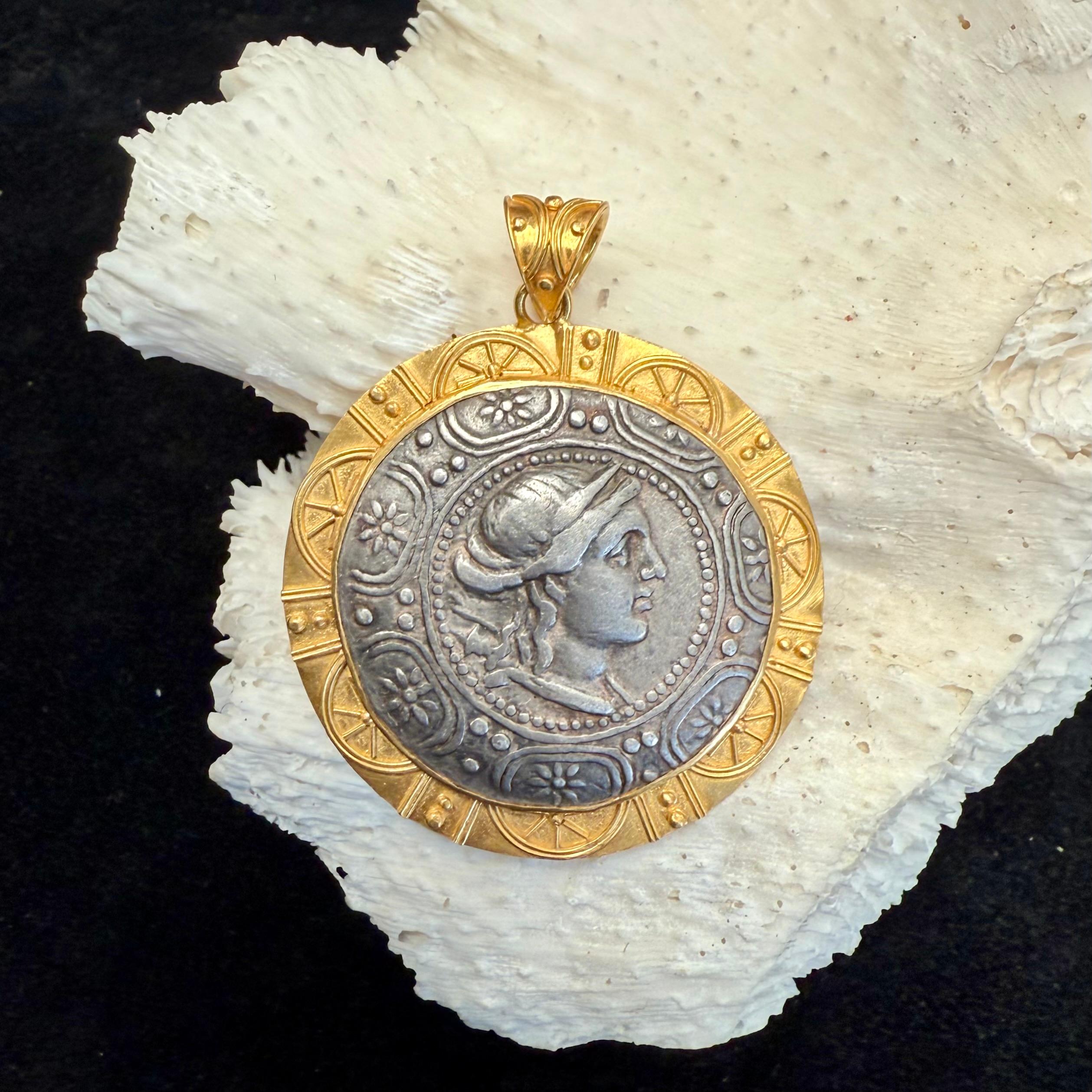Auténtico tetradracma de plata de Macedón bajo Roma, 158-150 a.C., presenta un busto diademado y drapeado de la diosa Artemisa con arco y carcaj sobre su izquierda  hombro, todo dentro de un medallón central de un escudo macedonio.  Esta moneda se