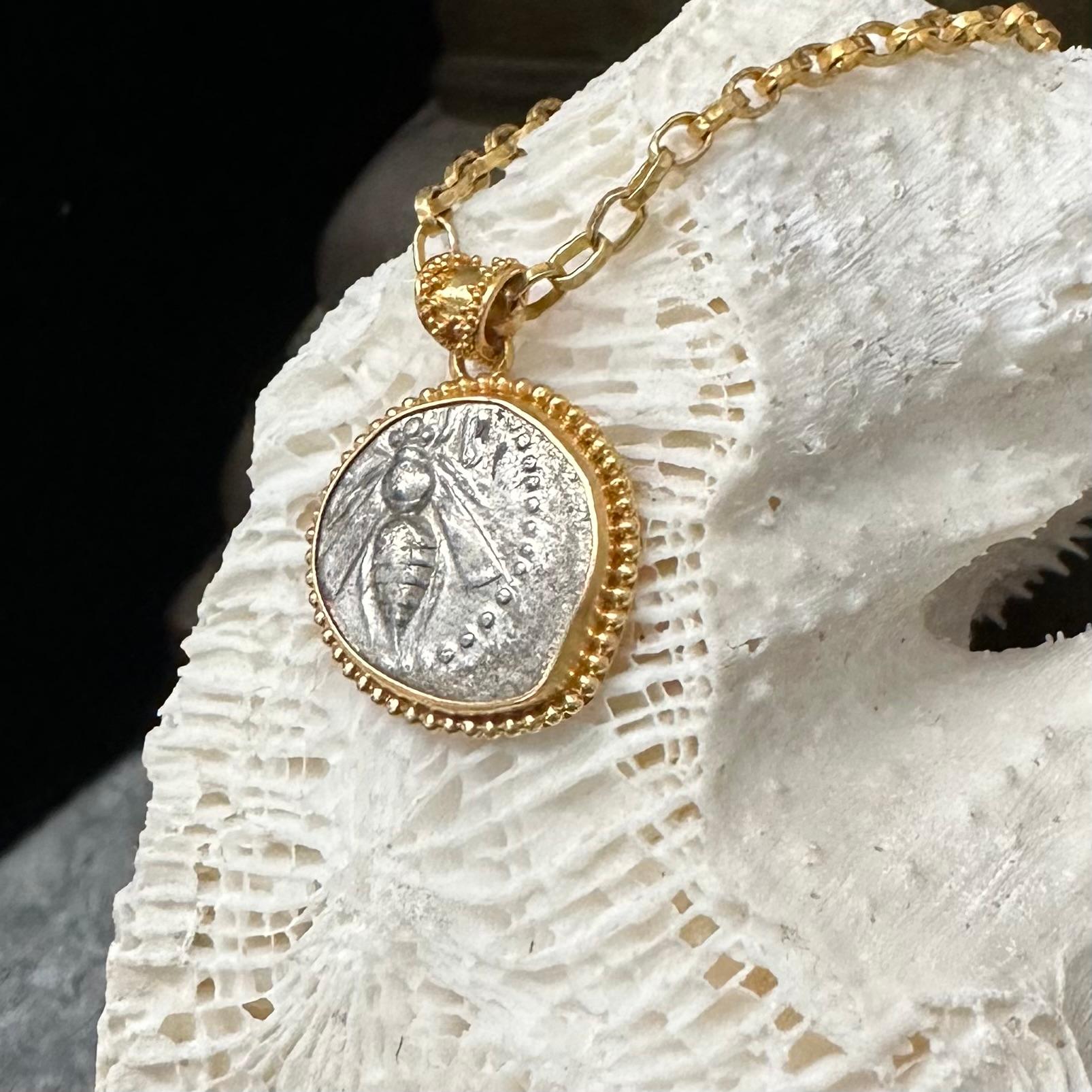 Pendentif en or 22K avec une pièce de monnaie en forme d'abeille de l'ancienne Grèce du 2e siècle avant J.-C. à Éphèse  Unisexe en vente